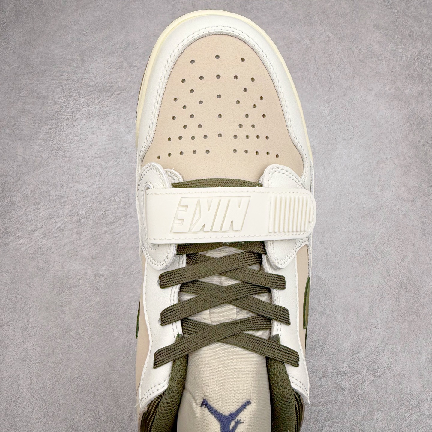 图片[4]-Air Jordan Legacy AJ312 低帮 IB8856-121 鞋身采用了皮革材质打造 横跨鞋面的魔术贴十分吸睛 侧面的Swoosh Logo的一部分被鞋面遮挡了一部分 颇具玩味 魔术贴上标有NK标识 而鞋舌上是Jordan的经典飞翼Logo 后跟和鞋底均采用了Air Jordan 3 的设计 后跟上同样也使用了经典的爆裂纹图案 尺码：36 36.5 37.5 38 38.5 39 40 40.5 41 42 42.5 43 44 44.5 45 46 47.5-选品中心