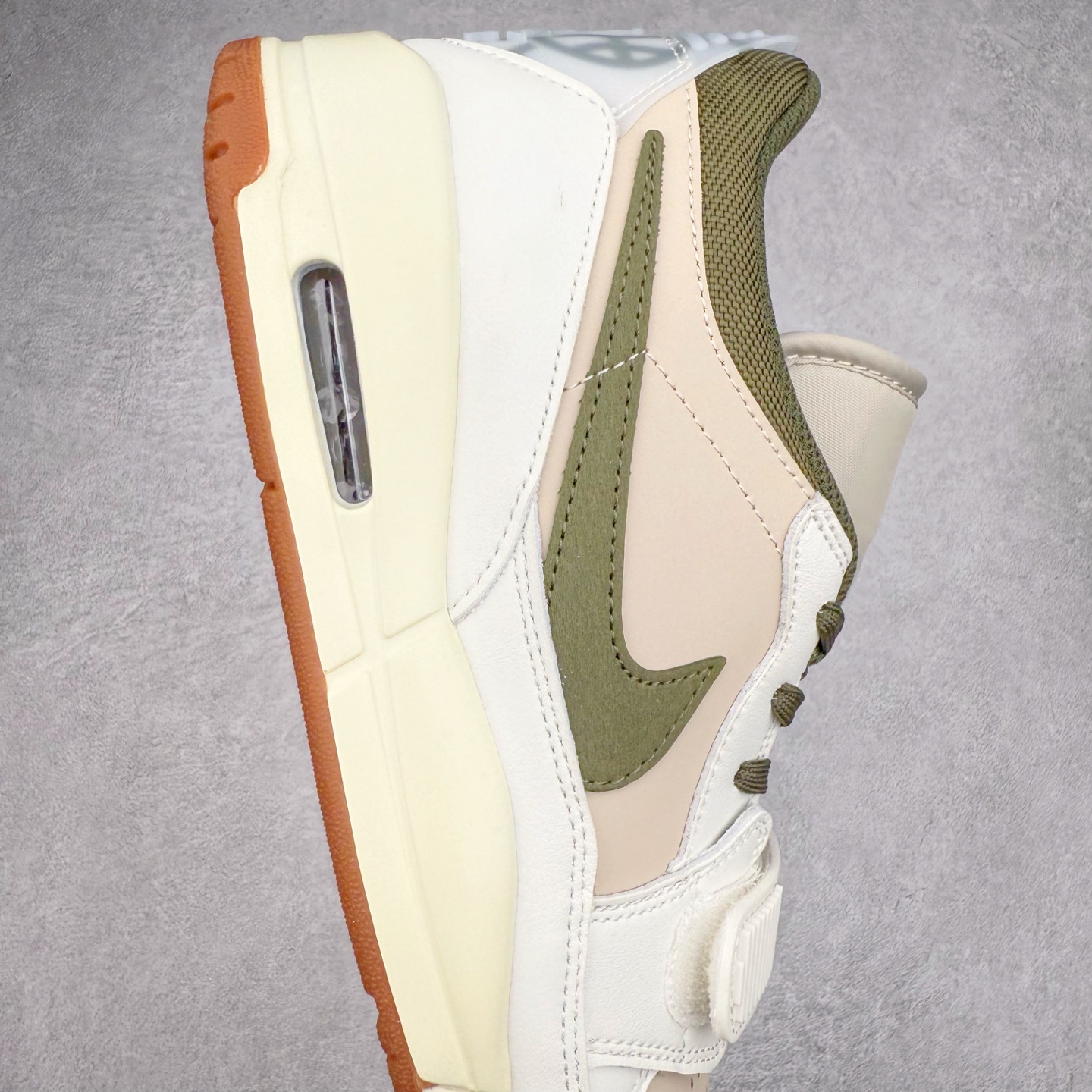 图片[6]-Air Jordan Legacy AJ312 低帮 IB8856-121 鞋身采用了皮革材质打造 横跨鞋面的魔术贴十分吸睛 侧面的Swoosh Logo的一部分被鞋面遮挡了一部分 颇具玩味 魔术贴上标有NK标识 而鞋舌上是Jordan的经典飞翼Logo 后跟和鞋底均采用了Air Jordan 3 的设计 后跟上同样也使用了经典的爆裂纹图案 尺码：36 36.5 37.5 38 38.5 39 40 40.5 41 42 42.5 43 44 44.5 45 46 47.5-选品中心