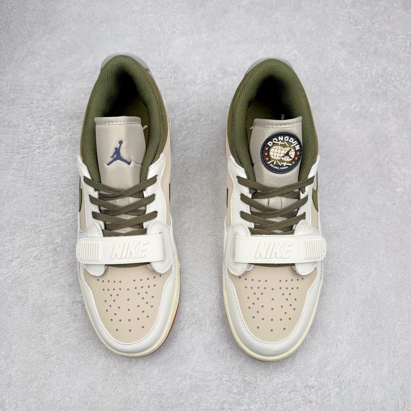 图片[2]-Air Jordan Legacy AJ312 低帮 IB8856-121 鞋身采用了皮革材质打造 横跨鞋面的魔术贴十分吸睛 侧面的Swoosh Logo的一部分被鞋面遮挡了一部分 颇具玩味 魔术贴上标有NK标识 而鞋舌上是Jordan的经典飞翼Logo 后跟和鞋底均采用了Air Jordan 3 的设计 后跟上同样也使用了经典的爆裂纹图案 尺码：36 36.5 37.5 38 38.5 39 40 40.5 41 42 42.5 43 44 44.5 45 46 47.5-选品中心