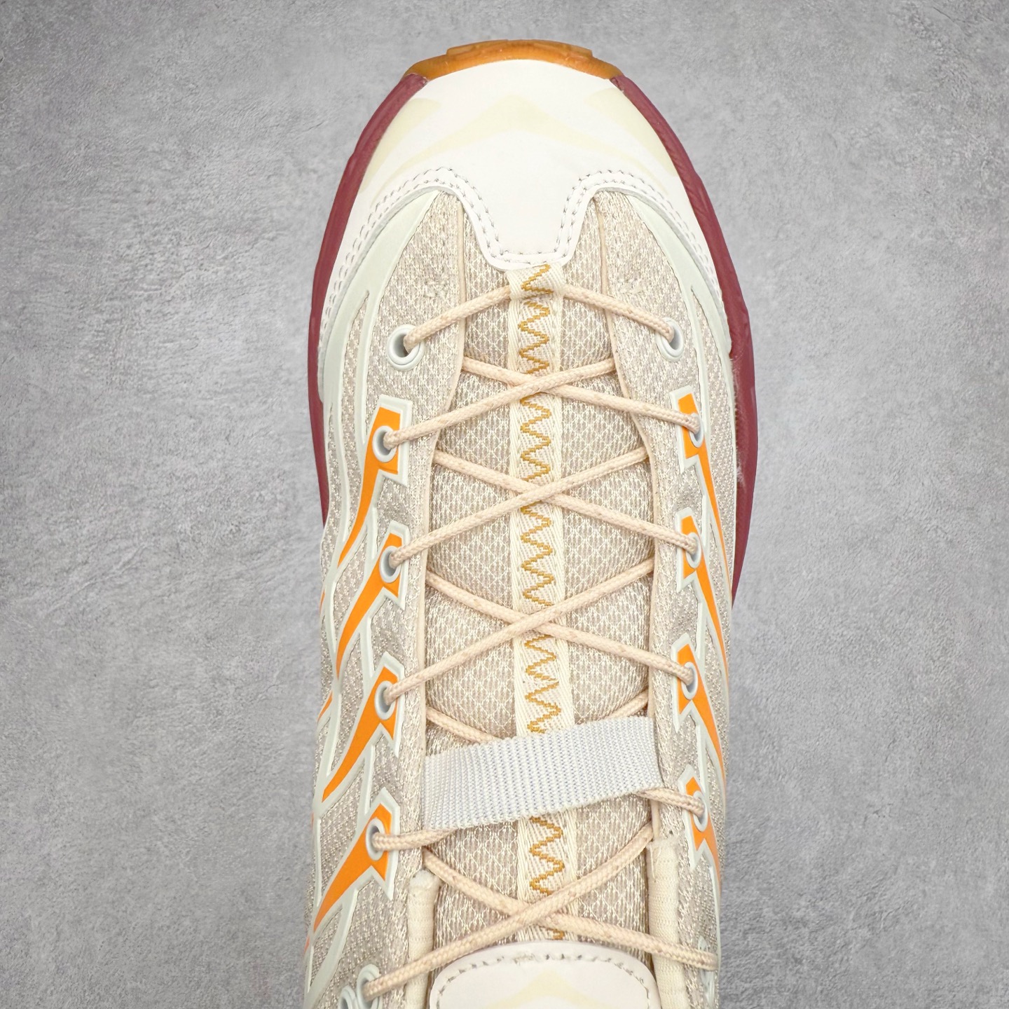 图片[4]-HOKA ONE ONE Mafate Speed 3 Low 玛法特3代系列低帮轻量户外越野休闲运动慢跑鞋 HOKA ONE ONE 最近推出了一个胶囊系列 Origin Story 这个系列里的 Mafate Speed 2 可以说让我日思夜想有一阵子了 最近终于拔草 让我来分享一下这双也是上脚赞到爆的越野跑鞋吧 以阿尔卑斯山脉作为主题将亮黄色与蓝色调覆盖在这经典轮廓之上 配色的呈现效果相当亮眼 以至于很多人买这个配色是用来日常搭配的 鞋面采用超轻的无缝架构 轻薄的TPU贴在透气的鞋面材料上 减轻重量同时也保证了支撑性 鞋底则采用滚动平衡技术 引导跑者回归自然步态 祖传的神奇EVA材质中底依旧是一如既往地表现优秀 能提供充足的缓震 作为HOKA家的越野跑鞋 VIBRAM 橡胶大底也是必不可少的 即便在复杂湿滑的地形 依旧能有良好的抓地力及稳定性 鞋带采用了弹性不易松脱的扁宽弹性鞋带 前掌与中掌部分也进行了加宽 也更加适合亚洲人的脚型 是一款十分全面且足够强悍的户外硬核越野鞋 而这双极其亮眼的越野跑鞋恰好又是在江山一百中参赛的UTMB冠军 Ludovic POMMERET 夺冠时穿着的战靴 这就让它变得更加有吸引力了 用来日常搭配的话短裤是基本不挑 长裤我个人推荐阔腿裤 工装裤以及各种长筒牛仔裤都可以 尺码：36 36.5 37.5 38 38.5 39 40 40.5 41 42 42.5 43 44 44.5 45-选品中心