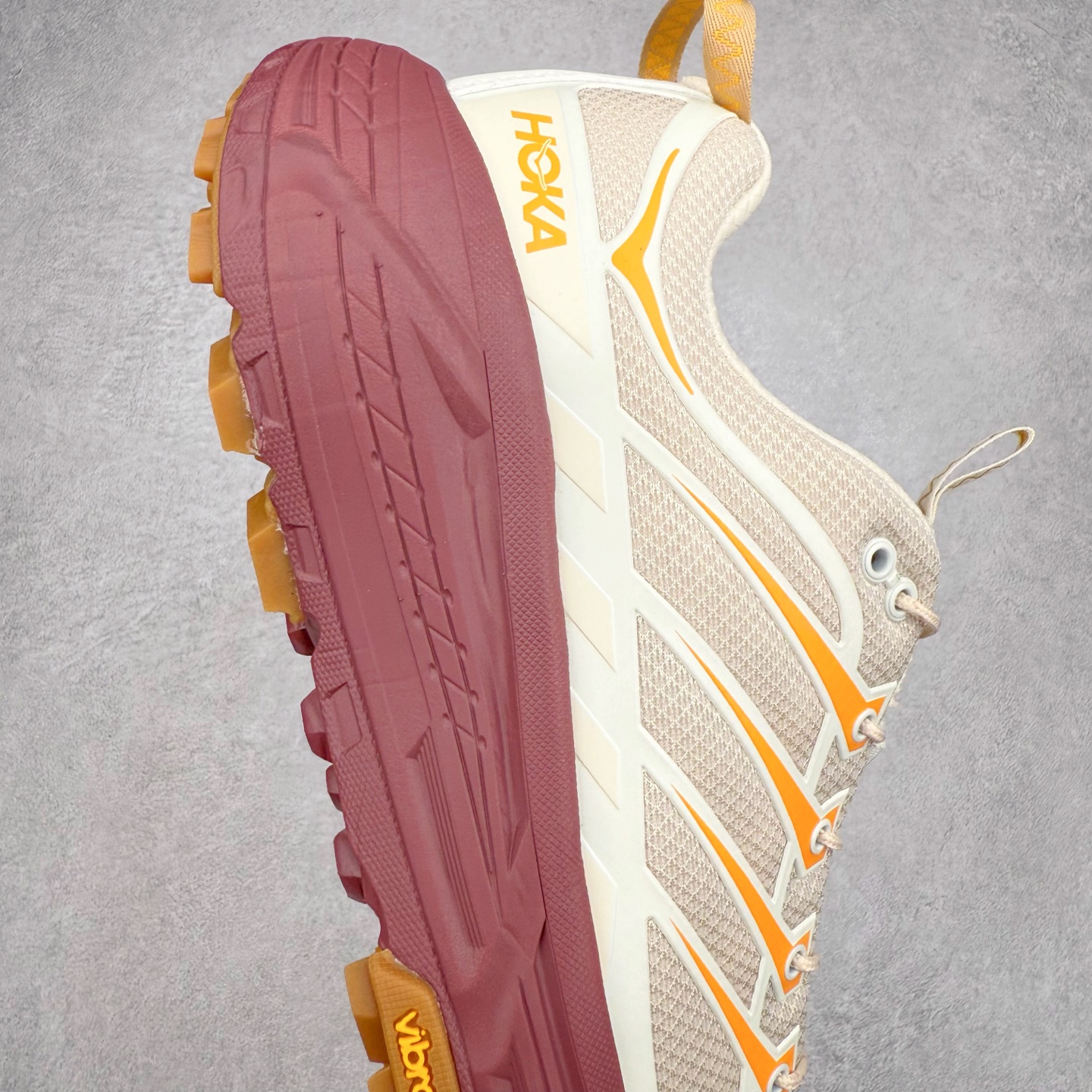 图片[6]-HOKA ONE ONE Mafate Speed 3 Low 玛法特3代系列低帮轻量户外越野休闲运动慢跑鞋 HOKA ONE ONE 最近推出了一个胶囊系列 Origin Story 这个系列里的 Mafate Speed 2 可以说让我日思夜想有一阵子了 最近终于拔草 让我来分享一下这双也是上脚赞到爆的越野跑鞋吧 以阿尔卑斯山脉作为主题将亮黄色与蓝色调覆盖在这经典轮廓之上 配色的呈现效果相当亮眼 以至于很多人买这个配色是用来日常搭配的 鞋面采用超轻的无缝架构 轻薄的TPU贴在透气的鞋面材料上 减轻重量同时也保证了支撑性 鞋底则采用滚动平衡技术 引导跑者回归自然步态 祖传的神奇EVA材质中底依旧是一如既往地表现优秀 能提供充足的缓震 作为HOKA家的越野跑鞋 VIBRAM 橡胶大底也是必不可少的 即便在复杂湿滑的地形 依旧能有良好的抓地力及稳定性 鞋带采用了弹性不易松脱的扁宽弹性鞋带 前掌与中掌部分也进行了加宽 也更加适合亚洲人的脚型 是一款十分全面且足够强悍的户外硬核越野鞋 而这双极其亮眼的越野跑鞋恰好又是在江山一百中参赛的UTMB冠军 Ludovic POMMERET 夺冠时穿着的战靴 这就让它变得更加有吸引力了 用来日常搭配的话短裤是基本不挑 长裤我个人推荐阔腿裤 工装裤以及各种长筒牛仔裤都可以 尺码：36 36.5 37.5 38 38.5 39 40 40.5 41 42 42.5 43 44 44.5 45-选品中心