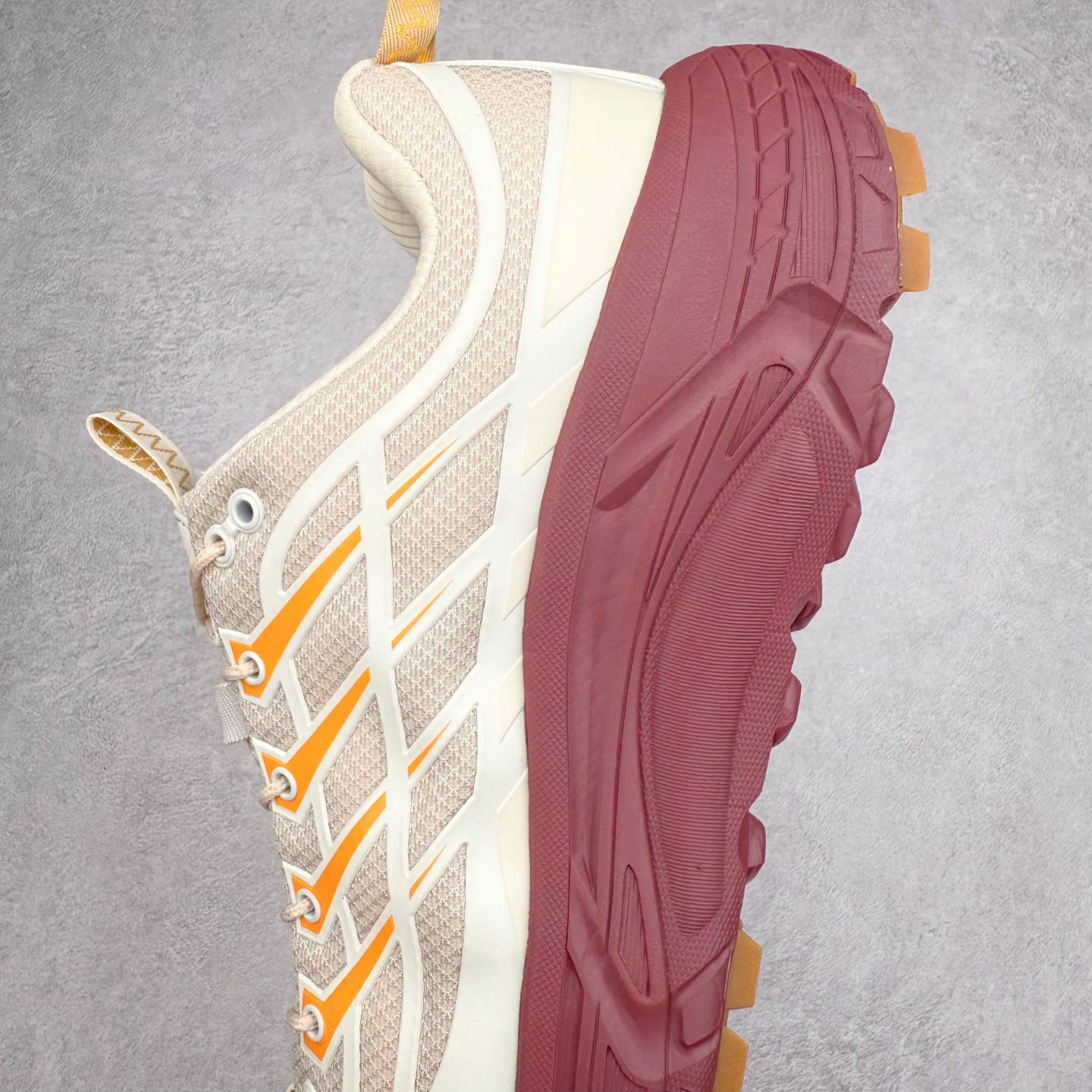 图片[7]-HOKA ONE ONE Mafate Speed 3 Low 玛法特3代系列低帮轻量户外越野休闲运动慢跑鞋 HOKA ONE ONE 最近推出了一个胶囊系列 Origin Story 这个系列里的 Mafate Speed 2 可以说让我日思夜想有一阵子了 最近终于拔草 让我来分享一下这双也是上脚赞到爆的越野跑鞋吧 以阿尔卑斯山脉作为主题将亮黄色与蓝色调覆盖在这经典轮廓之上 配色的呈现效果相当亮眼 以至于很多人买这个配色是用来日常搭配的 鞋面采用超轻的无缝架构 轻薄的TPU贴在透气的鞋面材料上 减轻重量同时也保证了支撑性 鞋底则采用滚动平衡技术 引导跑者回归自然步态 祖传的神奇EVA材质中底依旧是一如既往地表现优秀 能提供充足的缓震 作为HOKA家的越野跑鞋 VIBRAM 橡胶大底也是必不可少的 即便在复杂湿滑的地形 依旧能有良好的抓地力及稳定性 鞋带采用了弹性不易松脱的扁宽弹性鞋带 前掌与中掌部分也进行了加宽 也更加适合亚洲人的脚型 是一款十分全面且足够强悍的户外硬核越野鞋 而这双极其亮眼的越野跑鞋恰好又是在江山一百中参赛的UTMB冠军 Ludovic POMMERET 夺冠时穿着的战靴 这就让它变得更加有吸引力了 用来日常搭配的话短裤是基本不挑 长裤我个人推荐阔腿裤 工装裤以及各种长筒牛仔裤都可以 尺码：36 36.5 37.5 38 38.5 39 40 40.5 41 42 42.5 43 44 44.5 45-选品中心