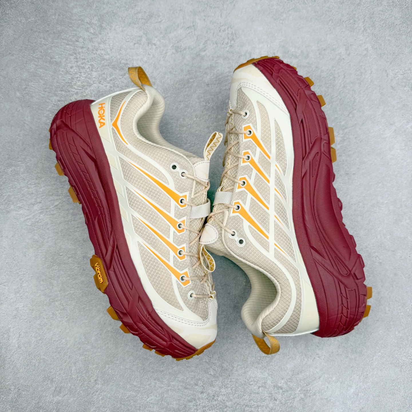 图片[3]-HOKA ONE ONE Mafate Speed 3 Low 玛法特3代系列低帮轻量户外越野休闲运动慢跑鞋 HOKA ONE ONE 最近推出了一个胶囊系列 Origin Story 这个系列里的 Mafate Speed 2 可以说让我日思夜想有一阵子了 最近终于拔草 让我来分享一下这双也是上脚赞到爆的越野跑鞋吧 以阿尔卑斯山脉作为主题将亮黄色与蓝色调覆盖在这经典轮廓之上 配色的呈现效果相当亮眼 以至于很多人买这个配色是用来日常搭配的 鞋面采用超轻的无缝架构 轻薄的TPU贴在透气的鞋面材料上 减轻重量同时也保证了支撑性 鞋底则采用滚动平衡技术 引导跑者回归自然步态 祖传的神奇EVA材质中底依旧是一如既往地表现优秀 能提供充足的缓震 作为HOKA家的越野跑鞋 VIBRAM 橡胶大底也是必不可少的 即便在复杂湿滑的地形 依旧能有良好的抓地力及稳定性 鞋带采用了弹性不易松脱的扁宽弹性鞋带 前掌与中掌部分也进行了加宽 也更加适合亚洲人的脚型 是一款十分全面且足够强悍的户外硬核越野鞋 而这双极其亮眼的越野跑鞋恰好又是在江山一百中参赛的UTMB冠军 Ludovic POMMERET 夺冠时穿着的战靴 这就让它变得更加有吸引力了 用来日常搭配的话短裤是基本不挑 长裤我个人推荐阔腿裤 工装裤以及各种长筒牛仔裤都可以 尺码：36 36.5 37.5 38 38.5 39 40 40.5 41 42 42.5 43 44 44.5 45-选品中心