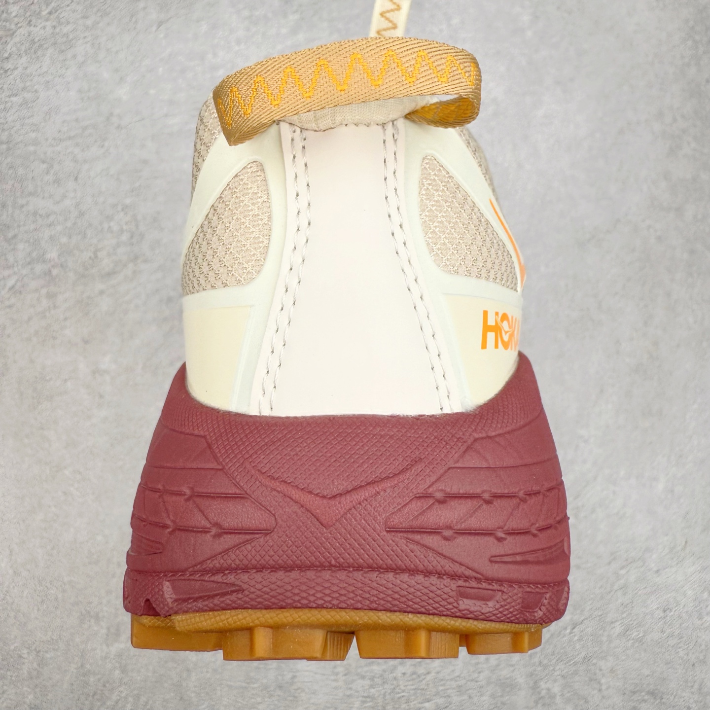 图片[8]-HOKA ONE ONE Mafate Speed 3 Low 玛法特3代系列低帮轻量户外越野休闲运动慢跑鞋 HOKA ONE ONE 最近推出了一个胶囊系列 Origin Story 这个系列里的 Mafate Speed 2 可以说让我日思夜想有一阵子了 最近终于拔草 让我来分享一下这双也是上脚赞到爆的越野跑鞋吧 以阿尔卑斯山脉作为主题将亮黄色与蓝色调覆盖在这经典轮廓之上 配色的呈现效果相当亮眼 以至于很多人买这个配色是用来日常搭配的 鞋面采用超轻的无缝架构 轻薄的TPU贴在透气的鞋面材料上 减轻重量同时也保证了支撑性 鞋底则采用滚动平衡技术 引导跑者回归自然步态 祖传的神奇EVA材质中底依旧是一如既往地表现优秀 能提供充足的缓震 作为HOKA家的越野跑鞋 VIBRAM 橡胶大底也是必不可少的 即便在复杂湿滑的地形 依旧能有良好的抓地力及稳定性 鞋带采用了弹性不易松脱的扁宽弹性鞋带 前掌与中掌部分也进行了加宽 也更加适合亚洲人的脚型 是一款十分全面且足够强悍的户外硬核越野鞋 而这双极其亮眼的越野跑鞋恰好又是在江山一百中参赛的UTMB冠军 Ludovic POMMERET 夺冠时穿着的战靴 这就让它变得更加有吸引力了 用来日常搭配的话短裤是基本不挑 长裤我个人推荐阔腿裤 工装裤以及各种长筒牛仔裤都可以 尺码：36 36.5 37.5 38 38.5 39 40 40.5 41 42 42.5 43 44 44.5 45-选品中心