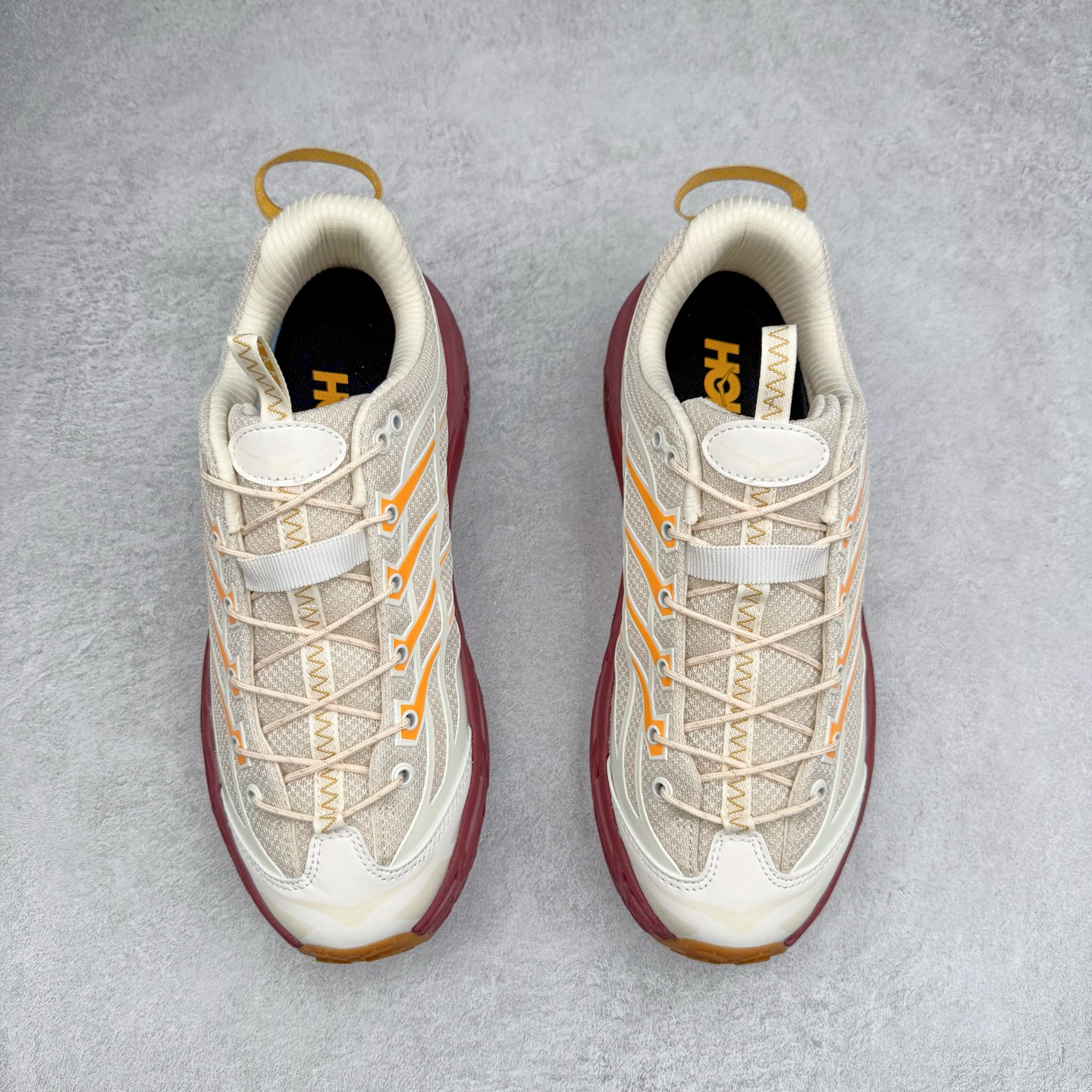 图片[2]-HOKA ONE ONE Mafate Speed 3 Low 玛法特3代系列低帮轻量户外越野休闲运动慢跑鞋 HOKA ONE ONE 最近推出了一个胶囊系列 Origin Story 这个系列里的 Mafate Speed 2 可以说让我日思夜想有一阵子了 最近终于拔草 让我来分享一下这双也是上脚赞到爆的越野跑鞋吧 以阿尔卑斯山脉作为主题将亮黄色与蓝色调覆盖在这经典轮廓之上 配色的呈现效果相当亮眼 以至于很多人买这个配色是用来日常搭配的 鞋面采用超轻的无缝架构 轻薄的TPU贴在透气的鞋面材料上 减轻重量同时也保证了支撑性 鞋底则采用滚动平衡技术 引导跑者回归自然步态 祖传的神奇EVA材质中底依旧是一如既往地表现优秀 能提供充足的缓震 作为HOKA家的越野跑鞋 VIBRAM 橡胶大底也是必不可少的 即便在复杂湿滑的地形 依旧能有良好的抓地力及稳定性 鞋带采用了弹性不易松脱的扁宽弹性鞋带 前掌与中掌部分也进行了加宽 也更加适合亚洲人的脚型 是一款十分全面且足够强悍的户外硬核越野鞋 而这双极其亮眼的越野跑鞋恰好又是在江山一百中参赛的UTMB冠军 Ludovic POMMERET 夺冠时穿着的战靴 这就让它变得更加有吸引力了 用来日常搭配的话短裤是基本不挑 长裤我个人推荐阔腿裤 工装裤以及各种长筒牛仔裤都可以 尺码：36 36.5 37.5 38 38.5 39 40 40.5 41 42 42.5 43 44 44.5 45-选品中心