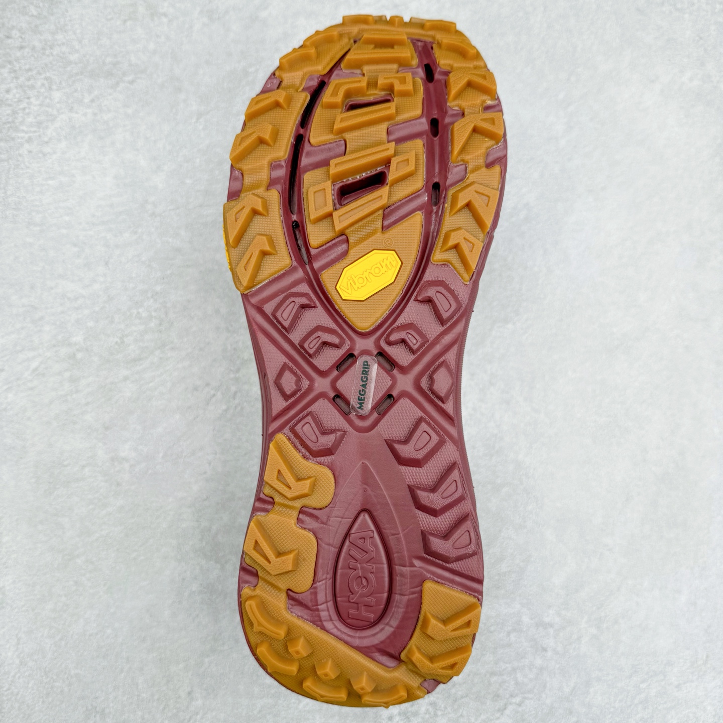 图片[9]-HOKA ONE ONE Mafate Speed 3 Low 玛法特3代系列低帮轻量户外越野休闲运动慢跑鞋 HOKA ONE ONE 最近推出了一个胶囊系列 Origin Story 这个系列里的 Mafate Speed 2 可以说让我日思夜想有一阵子了 最近终于拔草 让我来分享一下这双也是上脚赞到爆的越野跑鞋吧 以阿尔卑斯山脉作为主题将亮黄色与蓝色调覆盖在这经典轮廓之上 配色的呈现效果相当亮眼 以至于很多人买这个配色是用来日常搭配的 鞋面采用超轻的无缝架构 轻薄的TPU贴在透气的鞋面材料上 减轻重量同时也保证了支撑性 鞋底则采用滚动平衡技术 引导跑者回归自然步态 祖传的神奇EVA材质中底依旧是一如既往地表现优秀 能提供充足的缓震 作为HOKA家的越野跑鞋 VIBRAM 橡胶大底也是必不可少的 即便在复杂湿滑的地形 依旧能有良好的抓地力及稳定性 鞋带采用了弹性不易松脱的扁宽弹性鞋带 前掌与中掌部分也进行了加宽 也更加适合亚洲人的脚型 是一款十分全面且足够强悍的户外硬核越野鞋 而这双极其亮眼的越野跑鞋恰好又是在江山一百中参赛的UTMB冠军 Ludovic POMMERET 夺冠时穿着的战靴 这就让它变得更加有吸引力了 用来日常搭配的话短裤是基本不挑 长裤我个人推荐阔腿裤 工装裤以及各种长筒牛仔裤都可以 尺码：36 36.5 37.5 38 38.5 39 40 40.5 41 42 42.5 43 44 44.5 45-选品中心