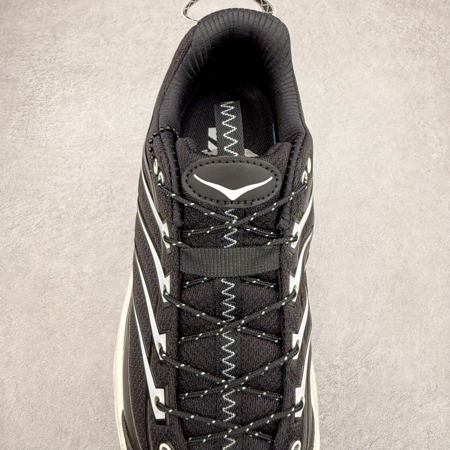 图片[5]-HOKA ONE ONE Mafate Speed 3 Low 玛法特3代系列低帮轻量户外越野休闲运动慢跑鞋 HOKA ONE ONE 最近推出了一个胶囊系列 Origin Story 这个系列里的 Mafate Speed 2 可以说让我日思夜想有一阵子了 最近终于拔草 让我来分享一下这双也是上脚赞到爆的越野跑鞋吧 以阿尔卑斯山脉作为主题将亮黄色与蓝色调覆盖在这经典轮廓之上 配色的呈现效果相当亮眼 以至于很多人买这个配色是用来日常搭配的 鞋面采用超轻的无缝架构 轻薄的TPU贴在透气的鞋面材料上 减轻重量同时也保证了支撑性 鞋底则采用滚动平衡技术 引导跑者回归自然步态 祖传的神奇EVA材质中底依旧是一如既往地表现优秀 能提供充足的缓震 作为HOKA家的越野跑鞋 VIBRAM 橡胶大底也是必不可少的 即便在复杂湿滑的地形 依旧能有良好的抓地力及稳定性 鞋带采用了弹性不易松脱的扁宽弹性鞋带 前掌与中掌部分也进行了加宽 也更加适合亚洲人的脚型 是一款十分全面且足够强悍的户外硬核越野鞋 而这双极其亮眼的越野跑鞋恰好又是在江山一百中参赛的UTMB冠军 Ludovic POMMERET 夺冠时穿着的战靴 这就让它变得更加有吸引力了 用来日常搭配的话短裤是基本不挑 长裤我个人推荐阔腿裤 工装裤以及各种长筒牛仔裤都可以 尺码：36 36.5 37.5 38 38.5 39 40 40.5 41 42 42.5 43 44 44.5 45-选品中心