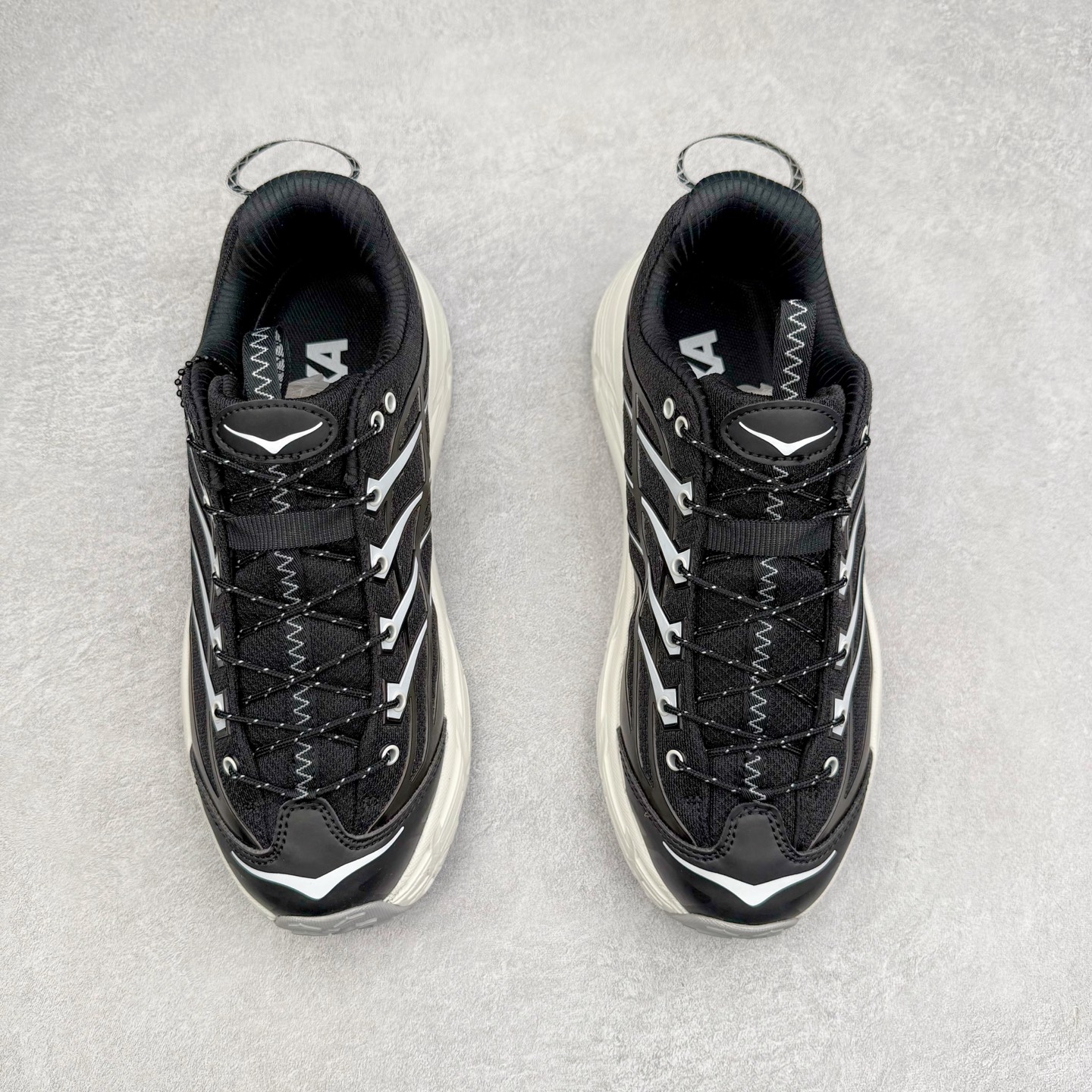 图片[2]-HOKA ONE ONE Mafate Speed 3 Low 玛法特3代系列低帮轻量户外越野休闲运动慢跑鞋 HOKA ONE ONE 最近推出了一个胶囊系列 Origin Story 这个系列里的 Mafate Speed 2 可以说让我日思夜想有一阵子了 最近终于拔草 让我来分享一下这双也是上脚赞到爆的越野跑鞋吧 以阿尔卑斯山脉作为主题将亮黄色与蓝色调覆盖在这经典轮廓之上 配色的呈现效果相当亮眼 以至于很多人买这个配色是用来日常搭配的 鞋面采用超轻的无缝架构 轻薄的TPU贴在透气的鞋面材料上 减轻重量同时也保证了支撑性 鞋底则采用滚动平衡技术 引导跑者回归自然步态 祖传的神奇EVA材质中底依旧是一如既往地表现优秀 能提供充足的缓震 作为HOKA家的越野跑鞋 VIBRAM 橡胶大底也是必不可少的 即便在复杂湿滑的地形 依旧能有良好的抓地力及稳定性 鞋带采用了弹性不易松脱的扁宽弹性鞋带 前掌与中掌部分也进行了加宽 也更加适合亚洲人的脚型 是一款十分全面且足够强悍的户外硬核越野鞋 而这双极其亮眼的越野跑鞋恰好又是在江山一百中参赛的UTMB冠军 Ludovic POMMERET 夺冠时穿着的战靴 这就让它变得更加有吸引力了 用来日常搭配的话短裤是基本不挑 长裤我个人推荐阔腿裤 工装裤以及各种长筒牛仔裤都可以 尺码：36 36.5 37.5 38 38.5 39 40 40.5 41 42 42.5 43 44 44.5 45-选品中心