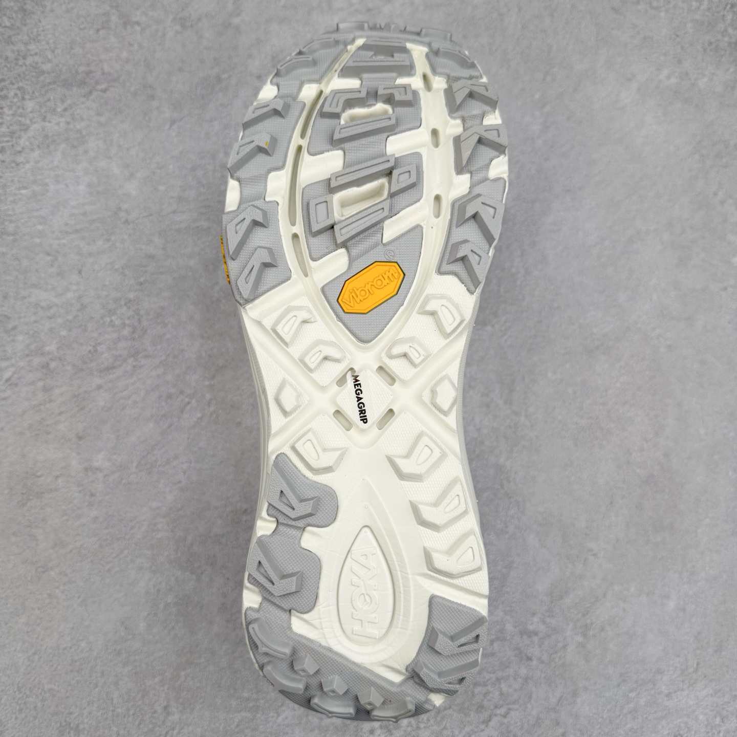 图片[9]-HOKA ONE ONE Mafate Speed 3 Low 玛法特3代系列低帮轻量户外越野休闲运动慢跑鞋 HOKA ONE ONE 最近推出了一个胶囊系列 Origin Story 这个系列里的 Mafate Speed 2 可以说让我日思夜想有一阵子了 最近终于拔草 让我来分享一下这双也是上脚赞到爆的越野跑鞋吧 以阿尔卑斯山脉作为主题将亮黄色与蓝色调覆盖在这经典轮廓之上 配色的呈现效果相当亮眼 以至于很多人买这个配色是用来日常搭配的 鞋面采用超轻的无缝架构 轻薄的TPU贴在透气的鞋面材料上 减轻重量同时也保证了支撑性 鞋底则采用滚动平衡技术 引导跑者回归自然步态 祖传的神奇EVA材质中底依旧是一如既往地表现优秀 能提供充足的缓震 作为HOKA家的越野跑鞋 VIBRAM 橡胶大底也是必不可少的 即便在复杂湿滑的地形 依旧能有良好的抓地力及稳定性 鞋带采用了弹性不易松脱的扁宽弹性鞋带 前掌与中掌部分也进行了加宽 也更加适合亚洲人的脚型 是一款十分全面且足够强悍的户外硬核越野鞋 而这双极其亮眼的越野跑鞋恰好又是在江山一百中参赛的UTMB冠军 Ludovic POMMERET 夺冠时穿着的战靴 这就让它变得更加有吸引力了 用来日常搭配的话短裤是基本不挑 长裤我个人推荐阔腿裤 工装裤以及各种长筒牛仔裤都可以 尺码：36 36.5 37.5 38 38.5 39 40 40.5 41 42 42.5 43 44 44.5 45-选品中心