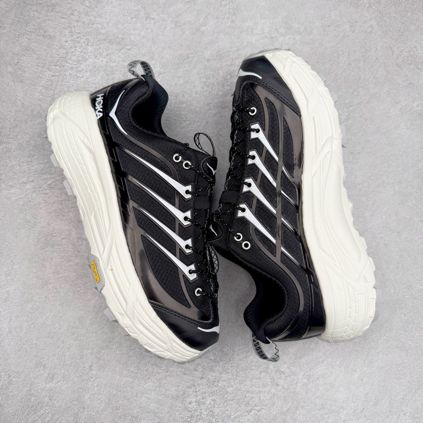 图片[3]-HOKA ONE ONE Mafate Speed 3 Low 玛法特3代系列低帮轻量户外越野休闲运动慢跑鞋 HOKA ONE ONE 最近推出了一个胶囊系列 Origin Story 这个系列里的 Mafate Speed 2 可以说让我日思夜想有一阵子了 最近终于拔草 让我来分享一下这双也是上脚赞到爆的越野跑鞋吧 以阿尔卑斯山脉作为主题将亮黄色与蓝色调覆盖在这经典轮廓之上 配色的呈现效果相当亮眼 以至于很多人买这个配色是用来日常搭配的 鞋面采用超轻的无缝架构 轻薄的TPU贴在透气的鞋面材料上 减轻重量同时也保证了支撑性 鞋底则采用滚动平衡技术 引导跑者回归自然步态 祖传的神奇EVA材质中底依旧是一如既往地表现优秀 能提供充足的缓震 作为HOKA家的越野跑鞋 VIBRAM 橡胶大底也是必不可少的 即便在复杂湿滑的地形 依旧能有良好的抓地力及稳定性 鞋带采用了弹性不易松脱的扁宽弹性鞋带 前掌与中掌部分也进行了加宽 也更加适合亚洲人的脚型 是一款十分全面且足够强悍的户外硬核越野鞋 而这双极其亮眼的越野跑鞋恰好又是在江山一百中参赛的UTMB冠军 Ludovic POMMERET 夺冠时穿着的战靴 这就让它变得更加有吸引力了 用来日常搭配的话短裤是基本不挑 长裤我个人推荐阔腿裤 工装裤以及各种长筒牛仔裤都可以 尺码：36 36.5 37.5 38 38.5 39 40 40.5 41 42 42.5 43 44 44.5 45-选品中心