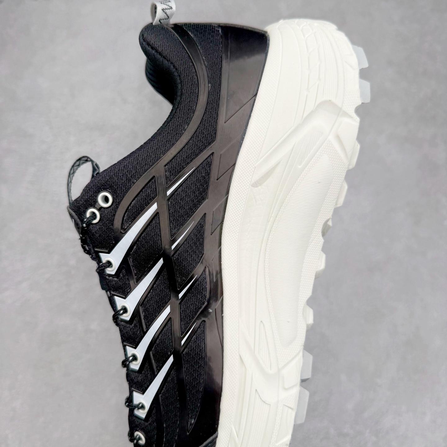 图片[7]-HOKA ONE ONE Mafate Speed 3 Low 玛法特3代系列低帮轻量户外越野休闲运动慢跑鞋 HOKA ONE ONE 最近推出了一个胶囊系列 Origin Story 这个系列里的 Mafate Speed 2 可以说让我日思夜想有一阵子了 最近终于拔草 让我来分享一下这双也是上脚赞到爆的越野跑鞋吧 以阿尔卑斯山脉作为主题将亮黄色与蓝色调覆盖在这经典轮廓之上 配色的呈现效果相当亮眼 以至于很多人买这个配色是用来日常搭配的 鞋面采用超轻的无缝架构 轻薄的TPU贴在透气的鞋面材料上 减轻重量同时也保证了支撑性 鞋底则采用滚动平衡技术 引导跑者回归自然步态 祖传的神奇EVA材质中底依旧是一如既往地表现优秀 能提供充足的缓震 作为HOKA家的越野跑鞋 VIBRAM 橡胶大底也是必不可少的 即便在复杂湿滑的地形 依旧能有良好的抓地力及稳定性 鞋带采用了弹性不易松脱的扁宽弹性鞋带 前掌与中掌部分也进行了加宽 也更加适合亚洲人的脚型 是一款十分全面且足够强悍的户外硬核越野鞋 而这双极其亮眼的越野跑鞋恰好又是在江山一百中参赛的UTMB冠军 Ludovic POMMERET 夺冠时穿着的战靴 这就让它变得更加有吸引力了 用来日常搭配的话短裤是基本不挑 长裤我个人推荐阔腿裤 工装裤以及各种长筒牛仔裤都可以 尺码：36 36.5 37.5 38 38.5 39 40 40.5 41 42 42.5 43 44 44.5 45-选品中心