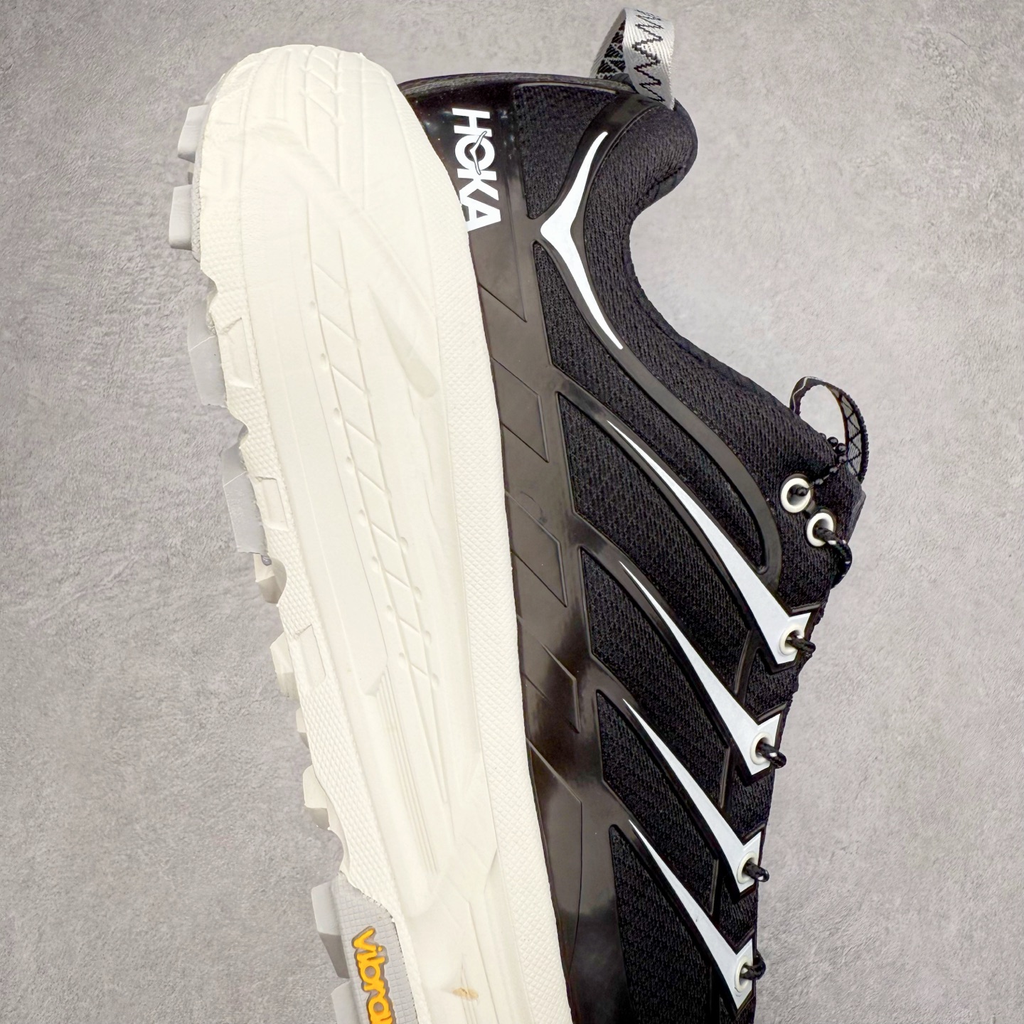 图片[6]-HOKA ONE ONE Mafate Speed 3 Low 玛法特3代系列低帮轻量户外越野休闲运动慢跑鞋 HOKA ONE ONE 最近推出了一个胶囊系列 Origin Story 这个系列里的 Mafate Speed 2 可以说让我日思夜想有一阵子了 最近终于拔草 让我来分享一下这双也是上脚赞到爆的越野跑鞋吧 以阿尔卑斯山脉作为主题将亮黄色与蓝色调覆盖在这经典轮廓之上 配色的呈现效果相当亮眼 以至于很多人买这个配色是用来日常搭配的 鞋面采用超轻的无缝架构 轻薄的TPU贴在透气的鞋面材料上 减轻重量同时也保证了支撑性 鞋底则采用滚动平衡技术 引导跑者回归自然步态 祖传的神奇EVA材质中底依旧是一如既往地表现优秀 能提供充足的缓震 作为HOKA家的越野跑鞋 VIBRAM 橡胶大底也是必不可少的 即便在复杂湿滑的地形 依旧能有良好的抓地力及稳定性 鞋带采用了弹性不易松脱的扁宽弹性鞋带 前掌与中掌部分也进行了加宽 也更加适合亚洲人的脚型 是一款十分全面且足够强悍的户外硬核越野鞋 而这双极其亮眼的越野跑鞋恰好又是在江山一百中参赛的UTMB冠军 Ludovic POMMERET 夺冠时穿着的战靴 这就让它变得更加有吸引力了 用来日常搭配的话短裤是基本不挑 长裤我个人推荐阔腿裤 工装裤以及各种长筒牛仔裤都可以 尺码：36 36.5 37.5 38 38.5 39 40 40.5 41 42 42.5 43 44 44.5 45-选品中心