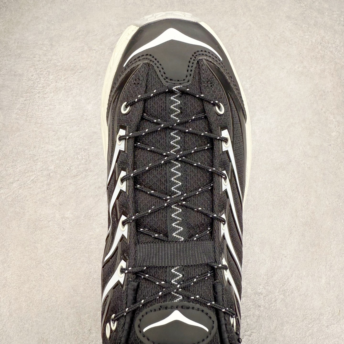 图片[4]-HOKA ONE ONE Mafate Speed 3 Low 玛法特3代系列低帮轻量户外越野休闲运动慢跑鞋 HOKA ONE ONE 最近推出了一个胶囊系列 Origin Story 这个系列里的 Mafate Speed 2 可以说让我日思夜想有一阵子了 最近终于拔草 让我来分享一下这双也是上脚赞到爆的越野跑鞋吧 以阿尔卑斯山脉作为主题将亮黄色与蓝色调覆盖在这经典轮廓之上 配色的呈现效果相当亮眼 以至于很多人买这个配色是用来日常搭配的 鞋面采用超轻的无缝架构 轻薄的TPU贴在透气的鞋面材料上 减轻重量同时也保证了支撑性 鞋底则采用滚动平衡技术 引导跑者回归自然步态 祖传的神奇EVA材质中底依旧是一如既往地表现优秀 能提供充足的缓震 作为HOKA家的越野跑鞋 VIBRAM 橡胶大底也是必不可少的 即便在复杂湿滑的地形 依旧能有良好的抓地力及稳定性 鞋带采用了弹性不易松脱的扁宽弹性鞋带 前掌与中掌部分也进行了加宽 也更加适合亚洲人的脚型 是一款十分全面且足够强悍的户外硬核越野鞋 而这双极其亮眼的越野跑鞋恰好又是在江山一百中参赛的UTMB冠军 Ludovic POMMERET 夺冠时穿着的战靴 这就让它变得更加有吸引力了 用来日常搭配的话短裤是基本不挑 长裤我个人推荐阔腿裤 工装裤以及各种长筒牛仔裤都可以 尺码：36 36.5 37.5 38 38.5 39 40 40.5 41 42 42.5 43 44 44.5 45-选品中心