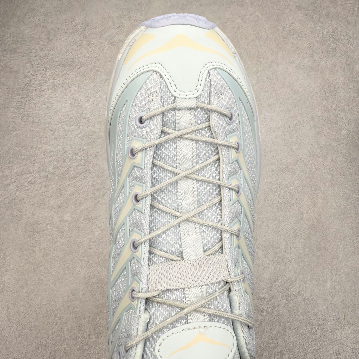 图片[4]-HOKA ONE ONE Mafate Speed 3 Low 玛法特3代系列低帮轻量户外越野休闲运动慢跑鞋 HOKA ONE ONE 最近推出了一个胶囊系列 Origin Story 这个系列里的 Mafate Speed 2 可以说让我日思夜想有一阵子了 最近终于拔草 让我来分享一下这双也是上脚赞到爆的越野跑鞋吧 以阿尔卑斯山脉作为主题将亮黄色与蓝色调覆盖在这经典轮廓之上 配色的呈现效果相当亮眼 以至于很多人买这个配色是用来日常搭配的 鞋面采用超轻的无缝架构 轻薄的TPU贴在透气的鞋面材料上 减轻重量同时也保证了支撑性 鞋底则采用滚动平衡技术 引导跑者回归自然步态 祖传的神奇EVA材质中底依旧是一如既往地表现优秀 能提供充足的缓震 作为HOKA家的越野跑鞋 VIBRAM 橡胶大底也是必不可少的 即便在复杂湿滑的地形 依旧能有良好的抓地力及稳定性 鞋带采用了弹性不易松脱的扁宽弹性鞋带 前掌与中掌部分也进行了加宽 也更加适合亚洲人的脚型 是一款十分全面且足够强悍的户外硬核越野鞋 而这双极其亮眼的越野跑鞋恰好又是在江山一百中参赛的UTMB冠军 Ludovic POMMERET 夺冠时穿着的战靴 这就让它变得更加有吸引力了 用来日常搭配的话短裤是基本不挑 长裤我个人推荐阔腿裤 工装裤以及各种长筒牛仔裤都可以 尺码：36 36.5 37.5 38 38.5 39 40 40.5 41 42 42.5 43 44 44.5 45-选品中心