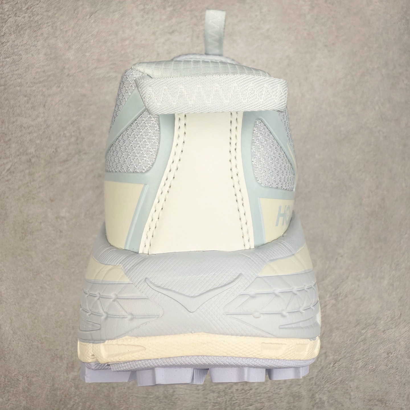 图片[8]-HOKA ONE ONE Mafate Speed 3 Low 玛法特3代系列低帮轻量户外越野休闲运动慢跑鞋 HOKA ONE ONE 最近推出了一个胶囊系列 Origin Story 这个系列里的 Mafate Speed 2 可以说让我日思夜想有一阵子了 最近终于拔草 让我来分享一下这双也是上脚赞到爆的越野跑鞋吧 以阿尔卑斯山脉作为主题将亮黄色与蓝色调覆盖在这经典轮廓之上 配色的呈现效果相当亮眼 以至于很多人买这个配色是用来日常搭配的 鞋面采用超轻的无缝架构 轻薄的TPU贴在透气的鞋面材料上 减轻重量同时也保证了支撑性 鞋底则采用滚动平衡技术 引导跑者回归自然步态 祖传的神奇EVA材质中底依旧是一如既往地表现优秀 能提供充足的缓震 作为HOKA家的越野跑鞋 VIBRAM 橡胶大底也是必不可少的 即便在复杂湿滑的地形 依旧能有良好的抓地力及稳定性 鞋带采用了弹性不易松脱的扁宽弹性鞋带 前掌与中掌部分也进行了加宽 也更加适合亚洲人的脚型 是一款十分全面且足够强悍的户外硬核越野鞋 而这双极其亮眼的越野跑鞋恰好又是在江山一百中参赛的UTMB冠军 Ludovic POMMERET 夺冠时穿着的战靴 这就让它变得更加有吸引力了 用来日常搭配的话短裤是基本不挑 长裤我个人推荐阔腿裤 工装裤以及各种长筒牛仔裤都可以 尺码：36 36.5 37.5 38 38.5 39 40 40.5 41 42 42.5 43 44 44.5 45-选品中心