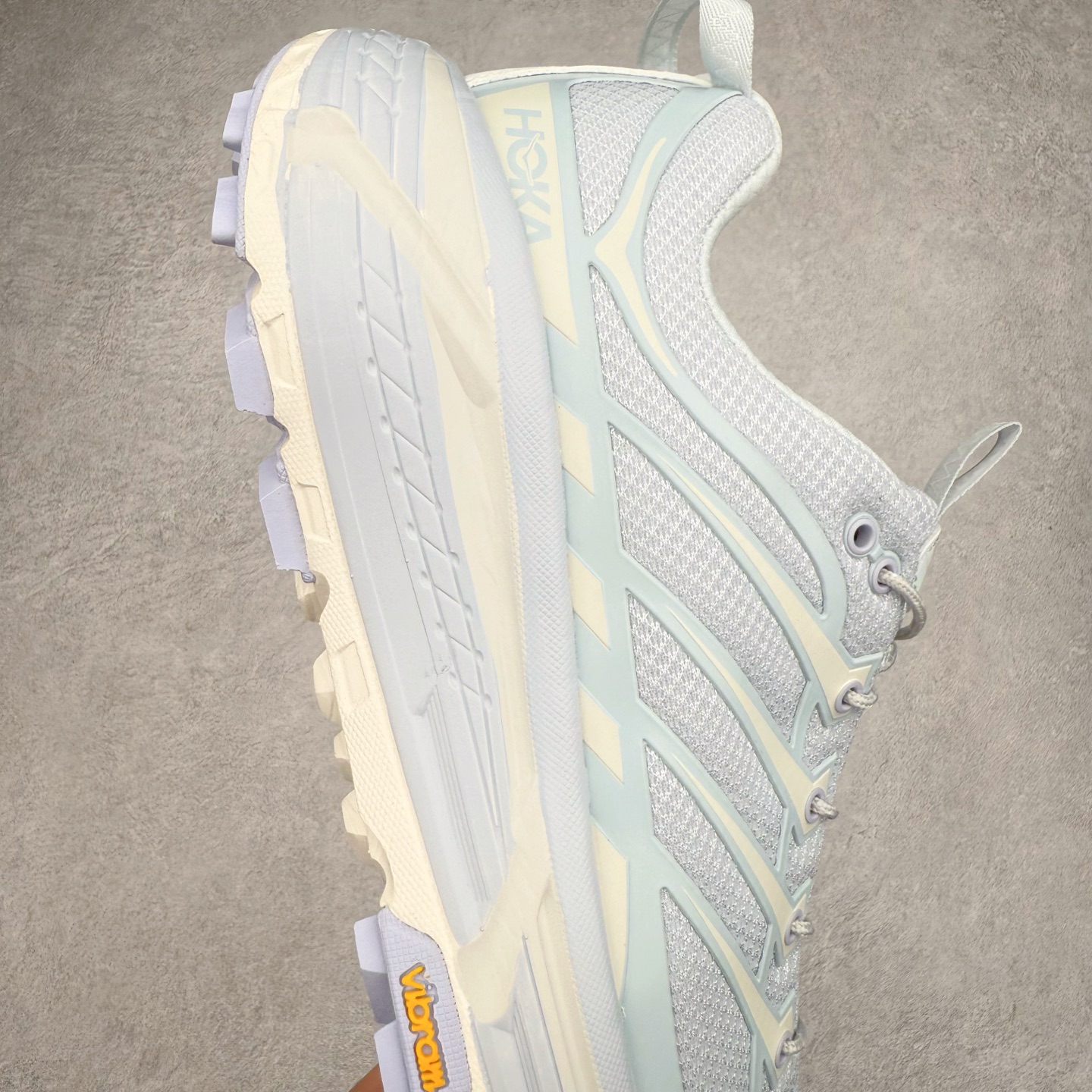 图片[6]-HOKA ONE ONE Mafate Speed 3 Low 玛法特3代系列低帮轻量户外越野休闲运动慢跑鞋 HOKA ONE ONE 最近推出了一个胶囊系列 Origin Story 这个系列里的 Mafate Speed 2 可以说让我日思夜想有一阵子了 最近终于拔草 让我来分享一下这双也是上脚赞到爆的越野跑鞋吧 以阿尔卑斯山脉作为主题将亮黄色与蓝色调覆盖在这经典轮廓之上 配色的呈现效果相当亮眼 以至于很多人买这个配色是用来日常搭配的 鞋面采用超轻的无缝架构 轻薄的TPU贴在透气的鞋面材料上 减轻重量同时也保证了支撑性 鞋底则采用滚动平衡技术 引导跑者回归自然步态 祖传的神奇EVA材质中底依旧是一如既往地表现优秀 能提供充足的缓震 作为HOKA家的越野跑鞋 VIBRAM 橡胶大底也是必不可少的 即便在复杂湿滑的地形 依旧能有良好的抓地力及稳定性 鞋带采用了弹性不易松脱的扁宽弹性鞋带 前掌与中掌部分也进行了加宽 也更加适合亚洲人的脚型 是一款十分全面且足够强悍的户外硬核越野鞋 而这双极其亮眼的越野跑鞋恰好又是在江山一百中参赛的UTMB冠军 Ludovic POMMERET 夺冠时穿着的战靴 这就让它变得更加有吸引力了 用来日常搭配的话短裤是基本不挑 长裤我个人推荐阔腿裤 工装裤以及各种长筒牛仔裤都可以 尺码：36 36.5 37.5 38 38.5 39 40 40.5 41 42 42.5 43 44 44.5 45-选品中心