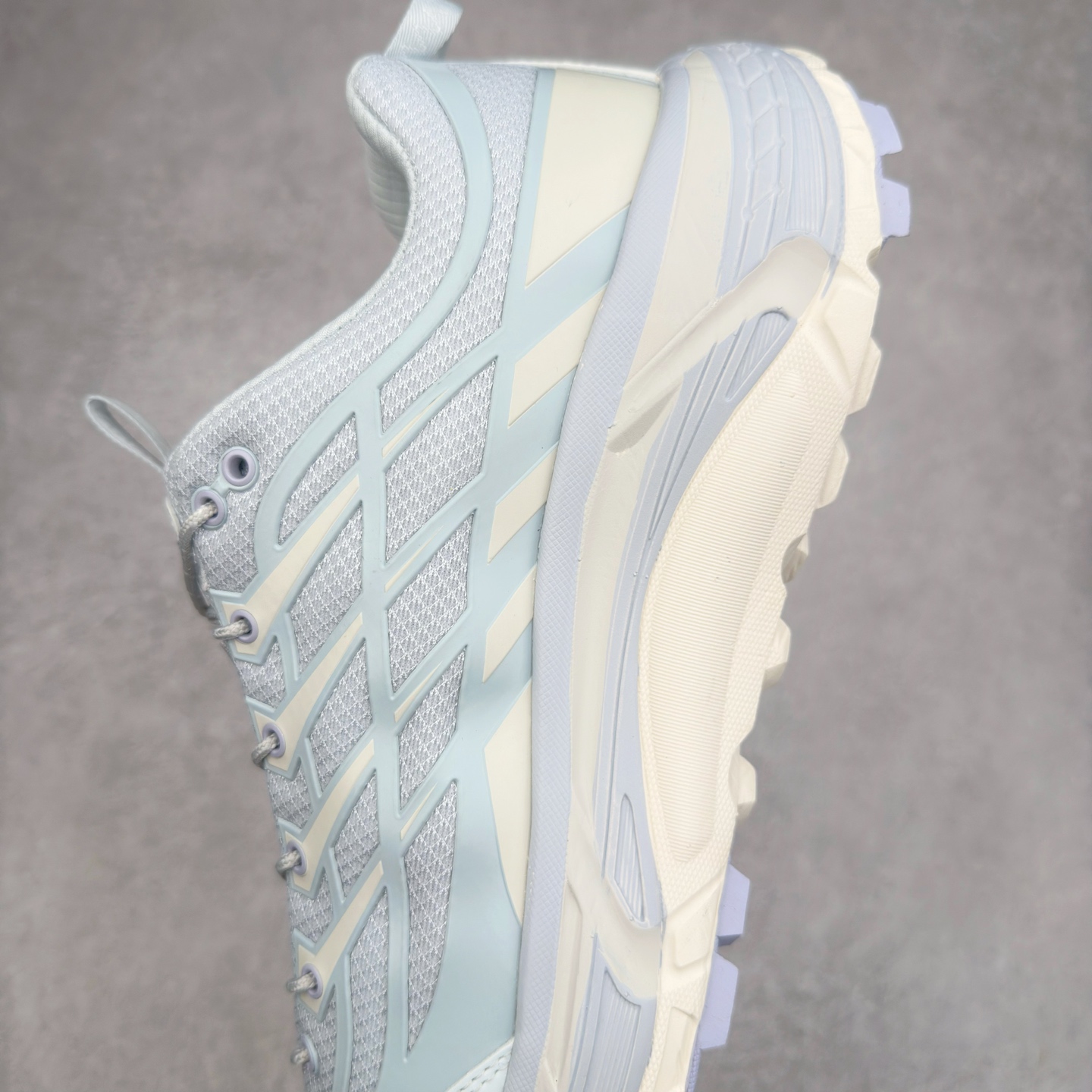 图片[7]-HOKA ONE ONE Mafate Speed 3 Low 玛法特3代系列低帮轻量户外越野休闲运动慢跑鞋 HOKA ONE ONE 最近推出了一个胶囊系列 Origin Story 这个系列里的 Mafate Speed 2 可以说让我日思夜想有一阵子了 最近终于拔草 让我来分享一下这双也是上脚赞到爆的越野跑鞋吧 以阿尔卑斯山脉作为主题将亮黄色与蓝色调覆盖在这经典轮廓之上 配色的呈现效果相当亮眼 以至于很多人买这个配色是用来日常搭配的 鞋面采用超轻的无缝架构 轻薄的TPU贴在透气的鞋面材料上 减轻重量同时也保证了支撑性 鞋底则采用滚动平衡技术 引导跑者回归自然步态 祖传的神奇EVA材质中底依旧是一如既往地表现优秀 能提供充足的缓震 作为HOKA家的越野跑鞋 VIBRAM 橡胶大底也是必不可少的 即便在复杂湿滑的地形 依旧能有良好的抓地力及稳定性 鞋带采用了弹性不易松脱的扁宽弹性鞋带 前掌与中掌部分也进行了加宽 也更加适合亚洲人的脚型 是一款十分全面且足够强悍的户外硬核越野鞋 而这双极其亮眼的越野跑鞋恰好又是在江山一百中参赛的UTMB冠军 Ludovic POMMERET 夺冠时穿着的战靴 这就让它变得更加有吸引力了 用来日常搭配的话短裤是基本不挑 长裤我个人推荐阔腿裤 工装裤以及各种长筒牛仔裤都可以 尺码：36 36.5 37.5 38 38.5 39 40 40.5 41 42 42.5 43 44 44.5 45-选品中心