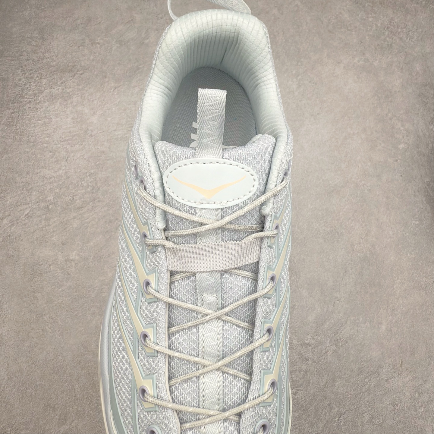 图片[5]-HOKA ONE ONE Mafate Speed 3 Low 玛法特3代系列低帮轻量户外越野休闲运动慢跑鞋 HOKA ONE ONE 最近推出了一个胶囊系列 Origin Story 这个系列里的 Mafate Speed 2 可以说让我日思夜想有一阵子了 最近终于拔草 让我来分享一下这双也是上脚赞到爆的越野跑鞋吧 以阿尔卑斯山脉作为主题将亮黄色与蓝色调覆盖在这经典轮廓之上 配色的呈现效果相当亮眼 以至于很多人买这个配色是用来日常搭配的 鞋面采用超轻的无缝架构 轻薄的TPU贴在透气的鞋面材料上 减轻重量同时也保证了支撑性 鞋底则采用滚动平衡技术 引导跑者回归自然步态 祖传的神奇EVA材质中底依旧是一如既往地表现优秀 能提供充足的缓震 作为HOKA家的越野跑鞋 VIBRAM 橡胶大底也是必不可少的 即便在复杂湿滑的地形 依旧能有良好的抓地力及稳定性 鞋带采用了弹性不易松脱的扁宽弹性鞋带 前掌与中掌部分也进行了加宽 也更加适合亚洲人的脚型 是一款十分全面且足够强悍的户外硬核越野鞋 而这双极其亮眼的越野跑鞋恰好又是在江山一百中参赛的UTMB冠军 Ludovic POMMERET 夺冠时穿着的战靴 这就让它变得更加有吸引力了 用来日常搭配的话短裤是基本不挑 长裤我个人推荐阔腿裤 工装裤以及各种长筒牛仔裤都可以 尺码：36 36.5 37.5 38 38.5 39 40 40.5 41 42 42.5 43 44 44.5 45-选品中心