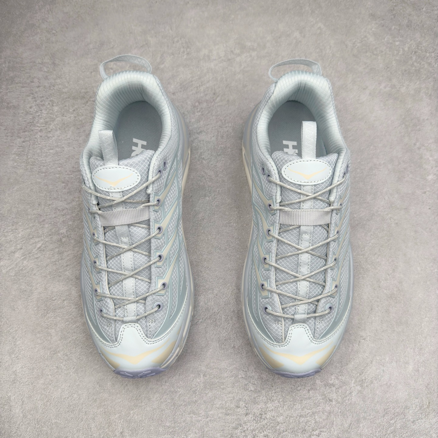 图片[2]-HOKA ONE ONE Mafate Speed 3 Low 玛法特3代系列低帮轻量户外越野休闲运动慢跑鞋 HOKA ONE ONE 最近推出了一个胶囊系列 Origin Story 这个系列里的 Mafate Speed 2 可以说让我日思夜想有一阵子了 最近终于拔草 让我来分享一下这双也是上脚赞到爆的越野跑鞋吧 以阿尔卑斯山脉作为主题将亮黄色与蓝色调覆盖在这经典轮廓之上 配色的呈现效果相当亮眼 以至于很多人买这个配色是用来日常搭配的 鞋面采用超轻的无缝架构 轻薄的TPU贴在透气的鞋面材料上 减轻重量同时也保证了支撑性 鞋底则采用滚动平衡技术 引导跑者回归自然步态 祖传的神奇EVA材质中底依旧是一如既往地表现优秀 能提供充足的缓震 作为HOKA家的越野跑鞋 VIBRAM 橡胶大底也是必不可少的 即便在复杂湿滑的地形 依旧能有良好的抓地力及稳定性 鞋带采用了弹性不易松脱的扁宽弹性鞋带 前掌与中掌部分也进行了加宽 也更加适合亚洲人的脚型 是一款十分全面且足够强悍的户外硬核越野鞋 而这双极其亮眼的越野跑鞋恰好又是在江山一百中参赛的UTMB冠军 Ludovic POMMERET 夺冠时穿着的战靴 这就让它变得更加有吸引力了 用来日常搭配的话短裤是基本不挑 长裤我个人推荐阔腿裤 工装裤以及各种长筒牛仔裤都可以 尺码：36 36.5 37.5 38 38.5 39 40 40.5 41 42 42.5 43 44 44.5 45-选品中心