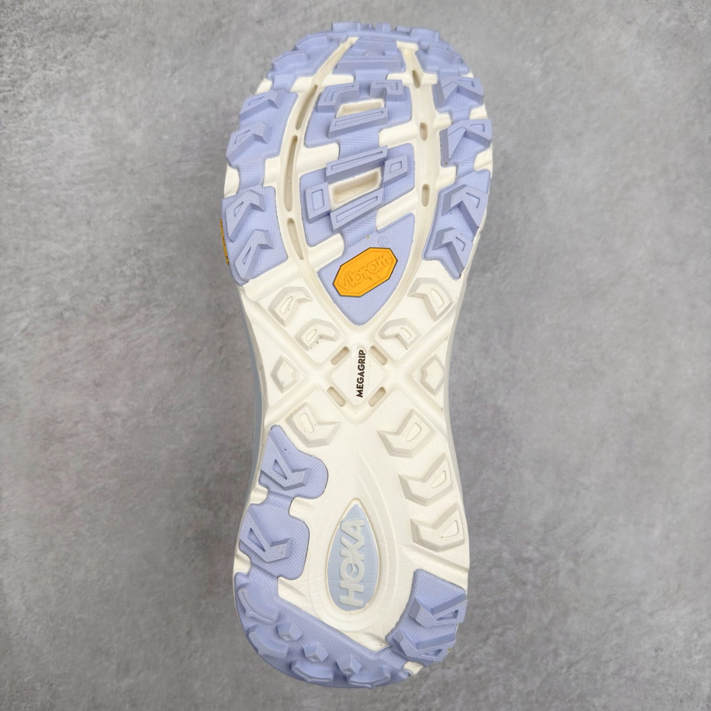 图片[9]-HOKA ONE ONE Mafate Speed 3 Low 玛法特3代系列低帮轻量户外越野休闲运动慢跑鞋 HOKA ONE ONE 最近推出了一个胶囊系列 Origin Story 这个系列里的 Mafate Speed 2 可以说让我日思夜想有一阵子了 最近终于拔草 让我来分享一下这双也是上脚赞到爆的越野跑鞋吧 以阿尔卑斯山脉作为主题将亮黄色与蓝色调覆盖在这经典轮廓之上 配色的呈现效果相当亮眼 以至于很多人买这个配色是用来日常搭配的 鞋面采用超轻的无缝架构 轻薄的TPU贴在透气的鞋面材料上 减轻重量同时也保证了支撑性 鞋底则采用滚动平衡技术 引导跑者回归自然步态 祖传的神奇EVA材质中底依旧是一如既往地表现优秀 能提供充足的缓震 作为HOKA家的越野跑鞋 VIBRAM 橡胶大底也是必不可少的 即便在复杂湿滑的地形 依旧能有良好的抓地力及稳定性 鞋带采用了弹性不易松脱的扁宽弹性鞋带 前掌与中掌部分也进行了加宽 也更加适合亚洲人的脚型 是一款十分全面且足够强悍的户外硬核越野鞋 而这双极其亮眼的越野跑鞋恰好又是在江山一百中参赛的UTMB冠军 Ludovic POMMERET 夺冠时穿着的战靴 这就让它变得更加有吸引力了 用来日常搭配的话短裤是基本不挑 长裤我个人推荐阔腿裤 工装裤以及各种长筒牛仔裤都可以 尺码：36 36.5 37.5 38 38.5 39 40 40.5 41 42 42.5 43 44 44.5 45-选品中心