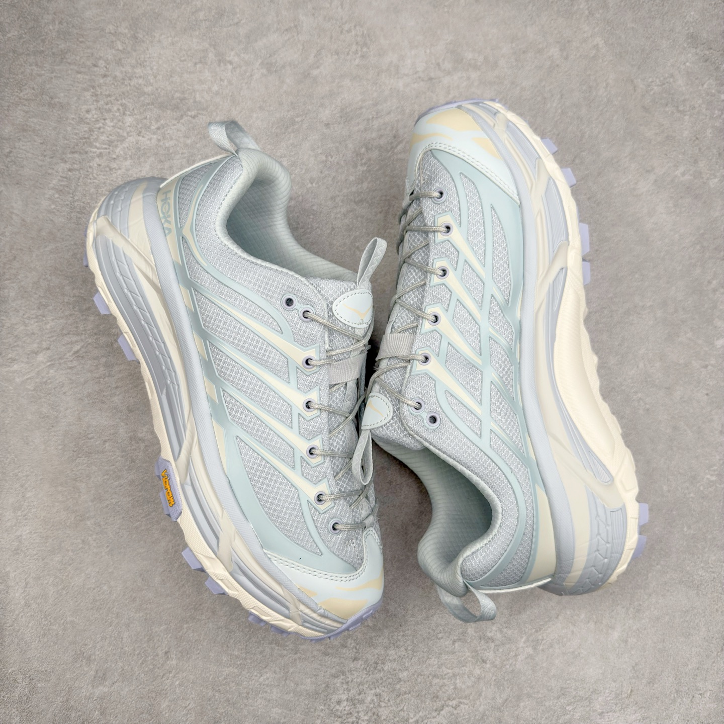 图片[3]-HOKA ONE ONE Mafate Speed 3 Low 玛法特3代系列低帮轻量户外越野休闲运动慢跑鞋 HOKA ONE ONE 最近推出了一个胶囊系列 Origin Story 这个系列里的 Mafate Speed 2 可以说让我日思夜想有一阵子了 最近终于拔草 让我来分享一下这双也是上脚赞到爆的越野跑鞋吧 以阿尔卑斯山脉作为主题将亮黄色与蓝色调覆盖在这经典轮廓之上 配色的呈现效果相当亮眼 以至于很多人买这个配色是用来日常搭配的 鞋面采用超轻的无缝架构 轻薄的TPU贴在透气的鞋面材料上 减轻重量同时也保证了支撑性 鞋底则采用滚动平衡技术 引导跑者回归自然步态 祖传的神奇EVA材质中底依旧是一如既往地表现优秀 能提供充足的缓震 作为HOKA家的越野跑鞋 VIBRAM 橡胶大底也是必不可少的 即便在复杂湿滑的地形 依旧能有良好的抓地力及稳定性 鞋带采用了弹性不易松脱的扁宽弹性鞋带 前掌与中掌部分也进行了加宽 也更加适合亚洲人的脚型 是一款十分全面且足够强悍的户外硬核越野鞋 而这双极其亮眼的越野跑鞋恰好又是在江山一百中参赛的UTMB冠军 Ludovic POMMERET 夺冠时穿着的战靴 这就让它变得更加有吸引力了 用来日常搭配的话短裤是基本不挑 长裤我个人推荐阔腿裤 工装裤以及各种长筒牛仔裤都可以 尺码：36 36.5 37.5 38 38.5 39 40 40.5 41 42 42.5 43 44 44.5 45-选品中心