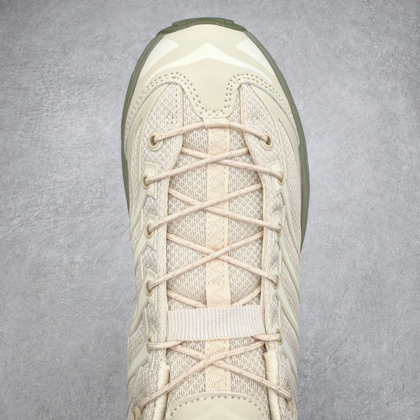 图片[4]-HOKA ONE ONE Mafate Speed 3 Low 玛法特3代系列低帮轻量户外越野休闲运动慢跑鞋 HOKA ONE ONE 最近推出了一个胶囊系列 Origin Story 这个系列里的 Mafate Speed 2 可以说让我日思夜想有一阵子了 最近终于拔草 让我来分享一下这双也是上脚赞到爆的越野跑鞋吧 以阿尔卑斯山脉作为主题将亮黄色与蓝色调覆盖在这经典轮廓之上 配色的呈现效果相当亮眼 以至于很多人买这个配色是用来日常搭配的 鞋面采用超轻的无缝架构 轻薄的TPU贴在透气的鞋面材料上 减轻重量同时也保证了支撑性 鞋底则采用滚动平衡技术 引导跑者回归自然步态 祖传的神奇EVA材质中底依旧是一如既往地表现优秀 能提供充足的缓震 作为HOKA家的越野跑鞋 VIBRAM 橡胶大底也是必不可少的 即便在复杂湿滑的地形 依旧能有良好的抓地力及稳定性 鞋带采用了弹性不易松脱的扁宽弹性鞋带 前掌与中掌部分也进行了加宽 也更加适合亚洲人的脚型 是一款十分全面且足够强悍的户外硬核越野鞋 而这双极其亮眼的越野跑鞋恰好又是在江山一百中参赛的UTMB冠军 Ludovic POMMERET 夺冠时穿着的战靴 这就让它变得更加有吸引力了 用来日常搭配的话短裤是基本不挑 长裤我个人推荐阔腿裤 工装裤以及各种长筒牛仔裤都可以 尺码：36 36.5 37.5 38 38.5 39 40 40.5 41 42 42.5 43 44 44.5 45-选品中心