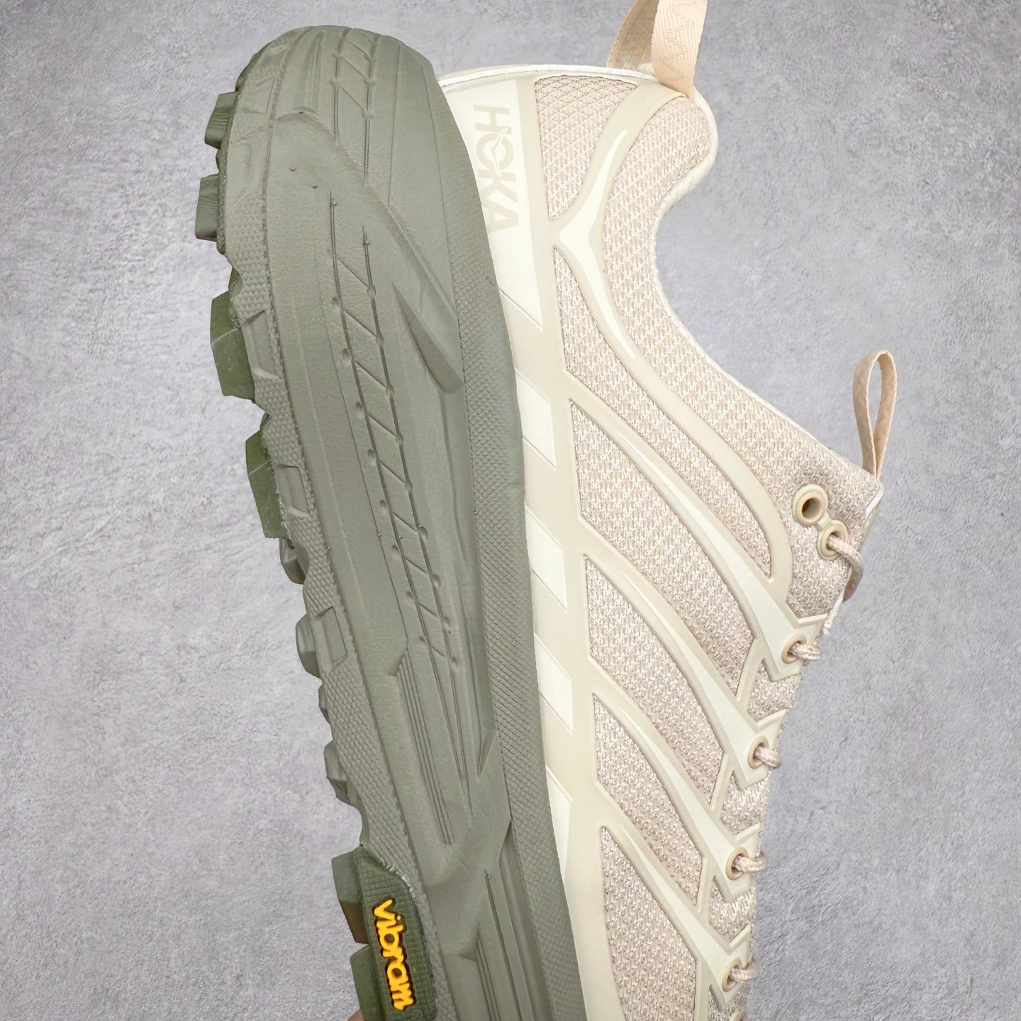 图片[6]-HOKA ONE ONE Mafate Speed 3 Low 玛法特3代系列低帮轻量户外越野休闲运动慢跑鞋 HOKA ONE ONE 最近推出了一个胶囊系列 Origin Story 这个系列里的 Mafate Speed 2 可以说让我日思夜想有一阵子了 最近终于拔草 让我来分享一下这双也是上脚赞到爆的越野跑鞋吧 以阿尔卑斯山脉作为主题将亮黄色与蓝色调覆盖在这经典轮廓之上 配色的呈现效果相当亮眼 以至于很多人买这个配色是用来日常搭配的 鞋面采用超轻的无缝架构 轻薄的TPU贴在透气的鞋面材料上 减轻重量同时也保证了支撑性 鞋底则采用滚动平衡技术 引导跑者回归自然步态 祖传的神奇EVA材质中底依旧是一如既往地表现优秀 能提供充足的缓震 作为HOKA家的越野跑鞋 VIBRAM 橡胶大底也是必不可少的 即便在复杂湿滑的地形 依旧能有良好的抓地力及稳定性 鞋带采用了弹性不易松脱的扁宽弹性鞋带 前掌与中掌部分也进行了加宽 也更加适合亚洲人的脚型 是一款十分全面且足够强悍的户外硬核越野鞋 而这双极其亮眼的越野跑鞋恰好又是在江山一百中参赛的UTMB冠军 Ludovic POMMERET 夺冠时穿着的战靴 这就让它变得更加有吸引力了 用来日常搭配的话短裤是基本不挑 长裤我个人推荐阔腿裤 工装裤以及各种长筒牛仔裤都可以 尺码：36 36.5 37.5 38 38.5 39 40 40.5 41 42 42.5 43 44 44.5 45-选品中心