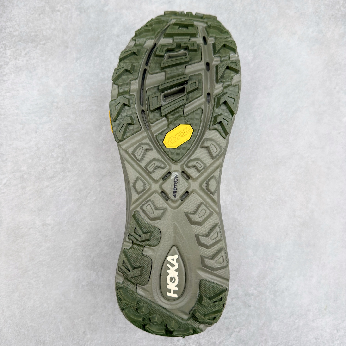 图片[9]-HOKA ONE ONE Mafate Speed 3 Low 玛法特3代系列低帮轻量户外越野休闲运动慢跑鞋 HOKA ONE ONE 最近推出了一个胶囊系列 Origin Story 这个系列里的 Mafate Speed 2 可以说让我日思夜想有一阵子了 最近终于拔草 让我来分享一下这双也是上脚赞到爆的越野跑鞋吧 以阿尔卑斯山脉作为主题将亮黄色与蓝色调覆盖在这经典轮廓之上 配色的呈现效果相当亮眼 以至于很多人买这个配色是用来日常搭配的 鞋面采用超轻的无缝架构 轻薄的TPU贴在透气的鞋面材料上 减轻重量同时也保证了支撑性 鞋底则采用滚动平衡技术 引导跑者回归自然步态 祖传的神奇EVA材质中底依旧是一如既往地表现优秀 能提供充足的缓震 作为HOKA家的越野跑鞋 VIBRAM 橡胶大底也是必不可少的 即便在复杂湿滑的地形 依旧能有良好的抓地力及稳定性 鞋带采用了弹性不易松脱的扁宽弹性鞋带 前掌与中掌部分也进行了加宽 也更加适合亚洲人的脚型 是一款十分全面且足够强悍的户外硬核越野鞋 而这双极其亮眼的越野跑鞋恰好又是在江山一百中参赛的UTMB冠军 Ludovic POMMERET 夺冠时穿着的战靴 这就让它变得更加有吸引力了 用来日常搭配的话短裤是基本不挑 长裤我个人推荐阔腿裤 工装裤以及各种长筒牛仔裤都可以 尺码：36 36.5 37.5 38 38.5 39 40 40.5 41 42 42.5 43 44 44.5 45-选品中心