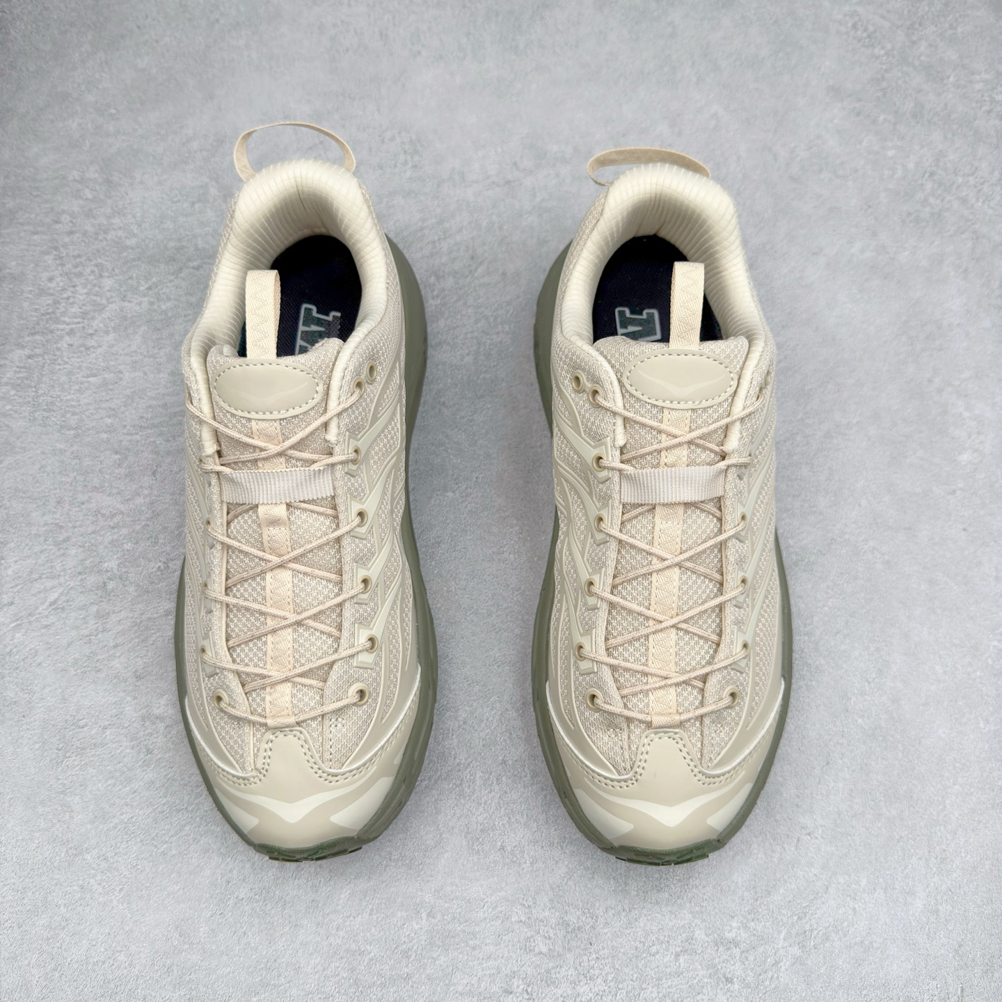 图片[2]-HOKA ONE ONE Mafate Speed 3 Low 玛法特3代系列低帮轻量户外越野休闲运动慢跑鞋 HOKA ONE ONE 最近推出了一个胶囊系列 Origin Story 这个系列里的 Mafate Speed 2 可以说让我日思夜想有一阵子了 最近终于拔草 让我来分享一下这双也是上脚赞到爆的越野跑鞋吧 以阿尔卑斯山脉作为主题将亮黄色与蓝色调覆盖在这经典轮廓之上 配色的呈现效果相当亮眼 以至于很多人买这个配色是用来日常搭配的 鞋面采用超轻的无缝架构 轻薄的TPU贴在透气的鞋面材料上 减轻重量同时也保证了支撑性 鞋底则采用滚动平衡技术 引导跑者回归自然步态 祖传的神奇EVA材质中底依旧是一如既往地表现优秀 能提供充足的缓震 作为HOKA家的越野跑鞋 VIBRAM 橡胶大底也是必不可少的 即便在复杂湿滑的地形 依旧能有良好的抓地力及稳定性 鞋带采用了弹性不易松脱的扁宽弹性鞋带 前掌与中掌部分也进行了加宽 也更加适合亚洲人的脚型 是一款十分全面且足够强悍的户外硬核越野鞋 而这双极其亮眼的越野跑鞋恰好又是在江山一百中参赛的UTMB冠军 Ludovic POMMERET 夺冠时穿着的战靴 这就让它变得更加有吸引力了 用来日常搭配的话短裤是基本不挑 长裤我个人推荐阔腿裤 工装裤以及各种长筒牛仔裤都可以 尺码：36 36.5 37.5 38 38.5 39 40 40.5 41 42 42.5 43 44 44.5 45-选品中心