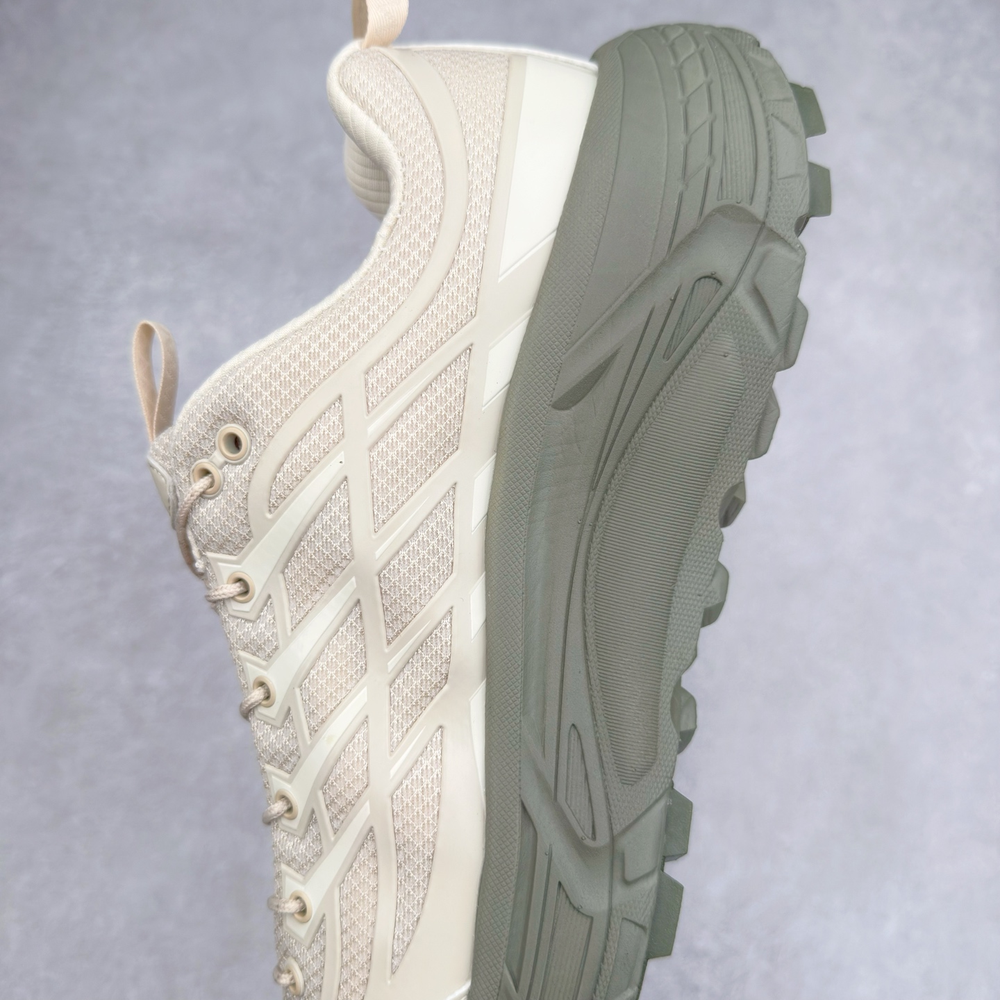 图片[7]-HOKA ONE ONE Mafate Speed 3 Low 玛法特3代系列低帮轻量户外越野休闲运动慢跑鞋 HOKA ONE ONE 最近推出了一个胶囊系列 Origin Story 这个系列里的 Mafate Speed 2 可以说让我日思夜想有一阵子了 最近终于拔草 让我来分享一下这双也是上脚赞到爆的越野跑鞋吧 以阿尔卑斯山脉作为主题将亮黄色与蓝色调覆盖在这经典轮廓之上 配色的呈现效果相当亮眼 以至于很多人买这个配色是用来日常搭配的 鞋面采用超轻的无缝架构 轻薄的TPU贴在透气的鞋面材料上 减轻重量同时也保证了支撑性 鞋底则采用滚动平衡技术 引导跑者回归自然步态 祖传的神奇EVA材质中底依旧是一如既往地表现优秀 能提供充足的缓震 作为HOKA家的越野跑鞋 VIBRAM 橡胶大底也是必不可少的 即便在复杂湿滑的地形 依旧能有良好的抓地力及稳定性 鞋带采用了弹性不易松脱的扁宽弹性鞋带 前掌与中掌部分也进行了加宽 也更加适合亚洲人的脚型 是一款十分全面且足够强悍的户外硬核越野鞋 而这双极其亮眼的越野跑鞋恰好又是在江山一百中参赛的UTMB冠军 Ludovic POMMERET 夺冠时穿着的战靴 这就让它变得更加有吸引力了 用来日常搭配的话短裤是基本不挑 长裤我个人推荐阔腿裤 工装裤以及各种长筒牛仔裤都可以 尺码：36 36.5 37.5 38 38.5 39 40 40.5 41 42 42.5 43 44 44.5 45-选品中心