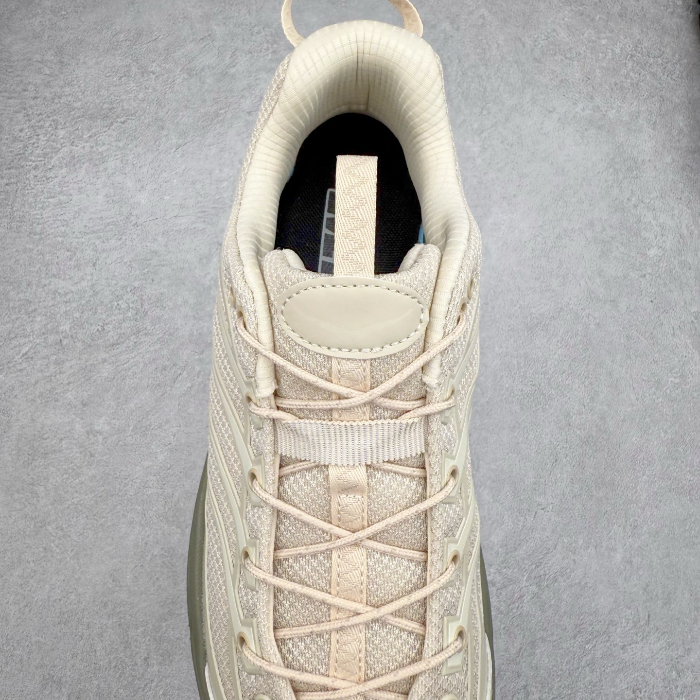 图片[5]-HOKA ONE ONE Mafate Speed 3 Low 玛法特3代系列低帮轻量户外越野休闲运动慢跑鞋 HOKA ONE ONE 最近推出了一个胶囊系列 Origin Story 这个系列里的 Mafate Speed 2 可以说让我日思夜想有一阵子了 最近终于拔草 让我来分享一下这双也是上脚赞到爆的越野跑鞋吧 以阿尔卑斯山脉作为主题将亮黄色与蓝色调覆盖在这经典轮廓之上 配色的呈现效果相当亮眼 以至于很多人买这个配色是用来日常搭配的 鞋面采用超轻的无缝架构 轻薄的TPU贴在透气的鞋面材料上 减轻重量同时也保证了支撑性 鞋底则采用滚动平衡技术 引导跑者回归自然步态 祖传的神奇EVA材质中底依旧是一如既往地表现优秀 能提供充足的缓震 作为HOKA家的越野跑鞋 VIBRAM 橡胶大底也是必不可少的 即便在复杂湿滑的地形 依旧能有良好的抓地力及稳定性 鞋带采用了弹性不易松脱的扁宽弹性鞋带 前掌与中掌部分也进行了加宽 也更加适合亚洲人的脚型 是一款十分全面且足够强悍的户外硬核越野鞋 而这双极其亮眼的越野跑鞋恰好又是在江山一百中参赛的UTMB冠军 Ludovic POMMERET 夺冠时穿着的战靴 这就让它变得更加有吸引力了 用来日常搭配的话短裤是基本不挑 长裤我个人推荐阔腿裤 工装裤以及各种长筒牛仔裤都可以 尺码：36 36.5 37.5 38 38.5 39 40 40.5 41 42 42.5 43 44 44.5 45-选品中心