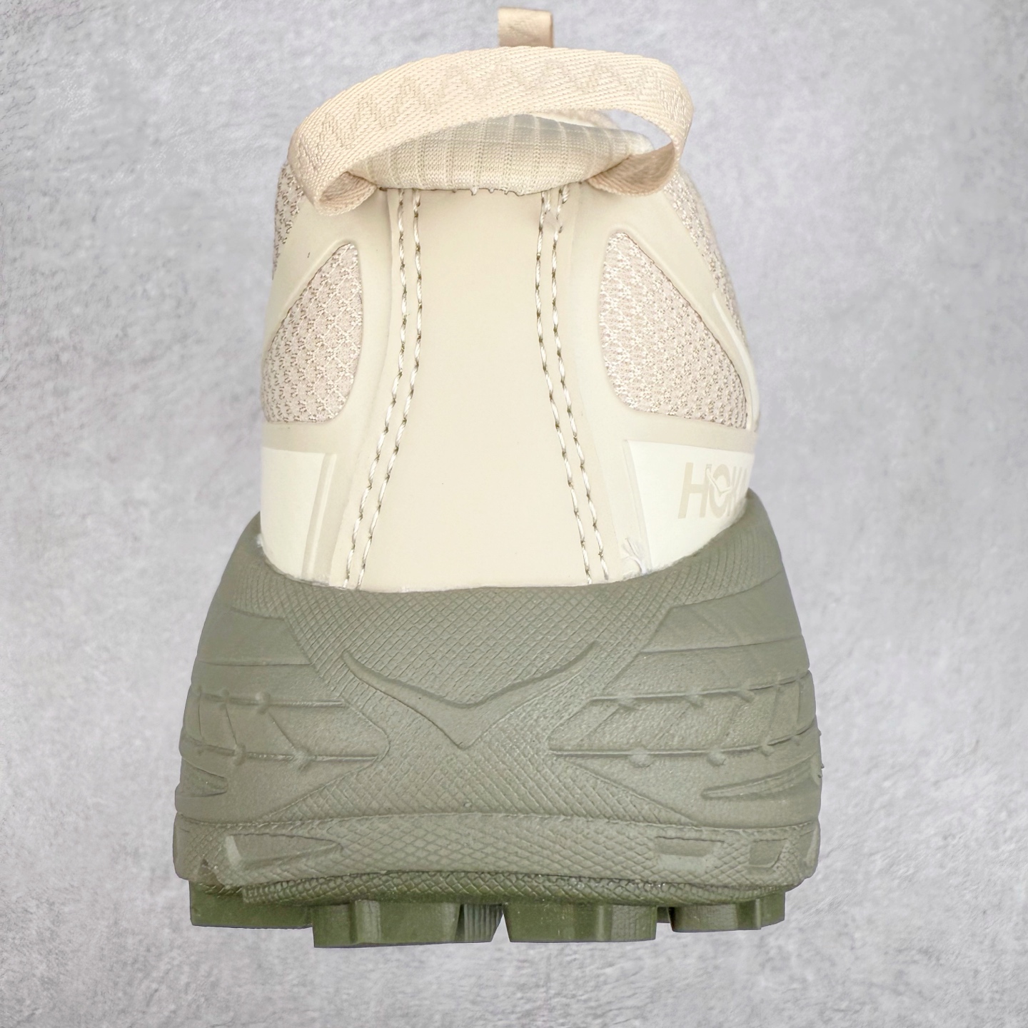 图片[8]-HOKA ONE ONE Mafate Speed 3 Low 玛法特3代系列低帮轻量户外越野休闲运动慢跑鞋 HOKA ONE ONE 最近推出了一个胶囊系列 Origin Story 这个系列里的 Mafate Speed 2 可以说让我日思夜想有一阵子了 最近终于拔草 让我来分享一下这双也是上脚赞到爆的越野跑鞋吧 以阿尔卑斯山脉作为主题将亮黄色与蓝色调覆盖在这经典轮廓之上 配色的呈现效果相当亮眼 以至于很多人买这个配色是用来日常搭配的 鞋面采用超轻的无缝架构 轻薄的TPU贴在透气的鞋面材料上 减轻重量同时也保证了支撑性 鞋底则采用滚动平衡技术 引导跑者回归自然步态 祖传的神奇EVA材质中底依旧是一如既往地表现优秀 能提供充足的缓震 作为HOKA家的越野跑鞋 VIBRAM 橡胶大底也是必不可少的 即便在复杂湿滑的地形 依旧能有良好的抓地力及稳定性 鞋带采用了弹性不易松脱的扁宽弹性鞋带 前掌与中掌部分也进行了加宽 也更加适合亚洲人的脚型 是一款十分全面且足够强悍的户外硬核越野鞋 而这双极其亮眼的越野跑鞋恰好又是在江山一百中参赛的UTMB冠军 Ludovic POMMERET 夺冠时穿着的战靴 这就让它变得更加有吸引力了 用来日常搭配的话短裤是基本不挑 长裤我个人推荐阔腿裤 工装裤以及各种长筒牛仔裤都可以 尺码：36 36.5 37.5 38 38.5 39 40 40.5 41 42 42.5 43 44 44.5 45-选品中心