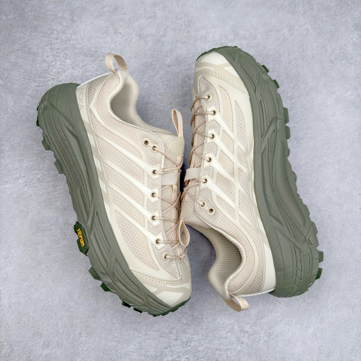 图片[3]-HOKA ONE ONE Mafate Speed 3 Low 玛法特3代系列低帮轻量户外越野休闲运动慢跑鞋 HOKA ONE ONE 最近推出了一个胶囊系列 Origin Story 这个系列里的 Mafate Speed 2 可以说让我日思夜想有一阵子了 最近终于拔草 让我来分享一下这双也是上脚赞到爆的越野跑鞋吧 以阿尔卑斯山脉作为主题将亮黄色与蓝色调覆盖在这经典轮廓之上 配色的呈现效果相当亮眼 以至于很多人买这个配色是用来日常搭配的 鞋面采用超轻的无缝架构 轻薄的TPU贴在透气的鞋面材料上 减轻重量同时也保证了支撑性 鞋底则采用滚动平衡技术 引导跑者回归自然步态 祖传的神奇EVA材质中底依旧是一如既往地表现优秀 能提供充足的缓震 作为HOKA家的越野跑鞋 VIBRAM 橡胶大底也是必不可少的 即便在复杂湿滑的地形 依旧能有良好的抓地力及稳定性 鞋带采用了弹性不易松脱的扁宽弹性鞋带 前掌与中掌部分也进行了加宽 也更加适合亚洲人的脚型 是一款十分全面且足够强悍的户外硬核越野鞋 而这双极其亮眼的越野跑鞋恰好又是在江山一百中参赛的UTMB冠军 Ludovic POMMERET 夺冠时穿着的战靴 这就让它变得更加有吸引力了 用来日常搭配的话短裤是基本不挑 长裤我个人推荐阔腿裤 工装裤以及各种长筒牛仔裤都可以 尺码：36 36.5 37.5 38 38.5 39 40 40.5 41 42 42.5 43 44 44.5 45-选品中心