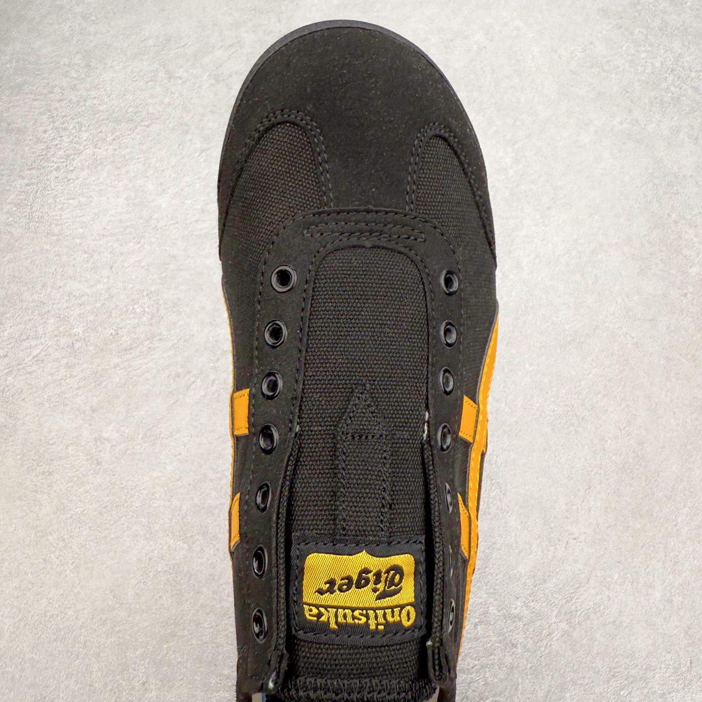 图片[4]-＃C版 Asics Onitsuka Tiger MEXICO 66 亚瑟士鬼冢虎复古经典板鞋 CNY 龙年限定 白红 市场王者选手 海外订单工厂出品 长期生产补货永不断码 超成熟稳定的做工品控 原装全套纸板楦头开发 原汁原味 完美呈现版型 私模正确鞋底咬花纹路 一比一鞋头弧度高度鞋身弧度 绝不口嗨 细节品控鞋型随意秒杀市面 原档咬花纹路私模大底 一个单元有六个三角形 总体形拼接呈现花瓣状 官方四联吊牌 原装Ortholite轻量化鞋垫 原盒原配 质保卡 说明书 钢印防尘纸 纸板中底带钢印 乳胶组合鞋垫 支持全方位的对比专柜 产品从款式颜色造型上体现出追求舒适和细节的完美 鞋类更是推崇手工制作的严谨与完美 融舒适性与可穿性的设计风格 注重细节的完美和别致魅力 既保持稳重 又不失轻松的时尚感 尺码：36 37 37.5 38 39 39.5 40 40.5 41.5 42 42.5 43.5 44 45-选品中心