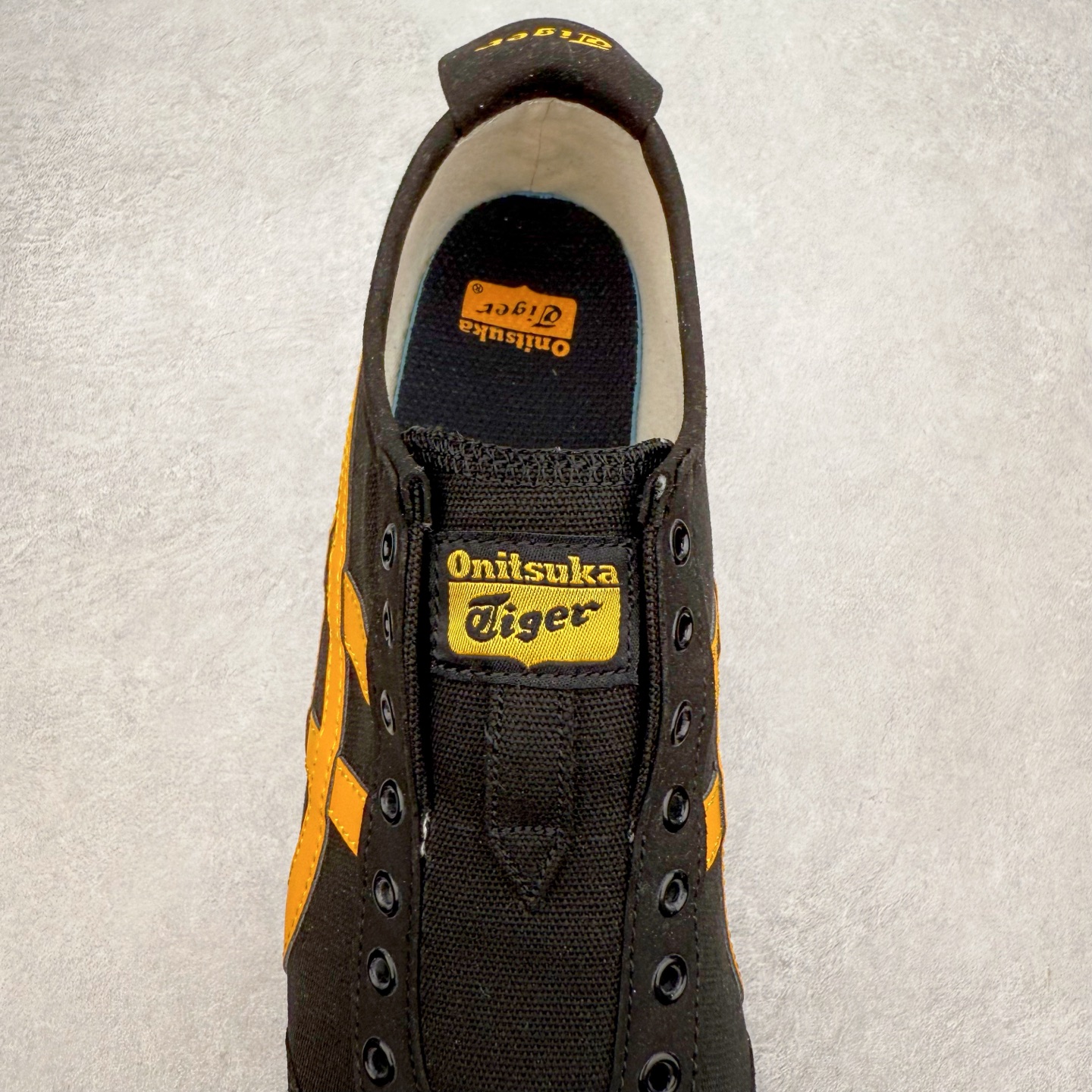 图片[5]-＃C版 Asics Onitsuka Tiger MEXICO 66 亚瑟士鬼冢虎复古经典板鞋 CNY 龙年限定 白红 市场王者选手 海外订单工厂出品 长期生产补货永不断码 超成熟稳定的做工品控 原装全套纸板楦头开发 原汁原味 完美呈现版型 私模正确鞋底咬花纹路 一比一鞋头弧度高度鞋身弧度 绝不口嗨 细节品控鞋型随意秒杀市面 原档咬花纹路私模大底 一个单元有六个三角形 总体形拼接呈现花瓣状 官方四联吊牌 原装Ortholite轻量化鞋垫 原盒原配 质保卡 说明书 钢印防尘纸 纸板中底带钢印 乳胶组合鞋垫 支持全方位的对比专柜 产品从款式颜色造型上体现出追求舒适和细节的完美 鞋类更是推崇手工制作的严谨与完美 融舒适性与可穿性的设计风格 注重细节的完美和别致魅力 既保持稳重 又不失轻松的时尚感 尺码：36 37 37.5 38 39 39.5 40 40.5 41.5 42 42.5 43.5 44 45-选品中心