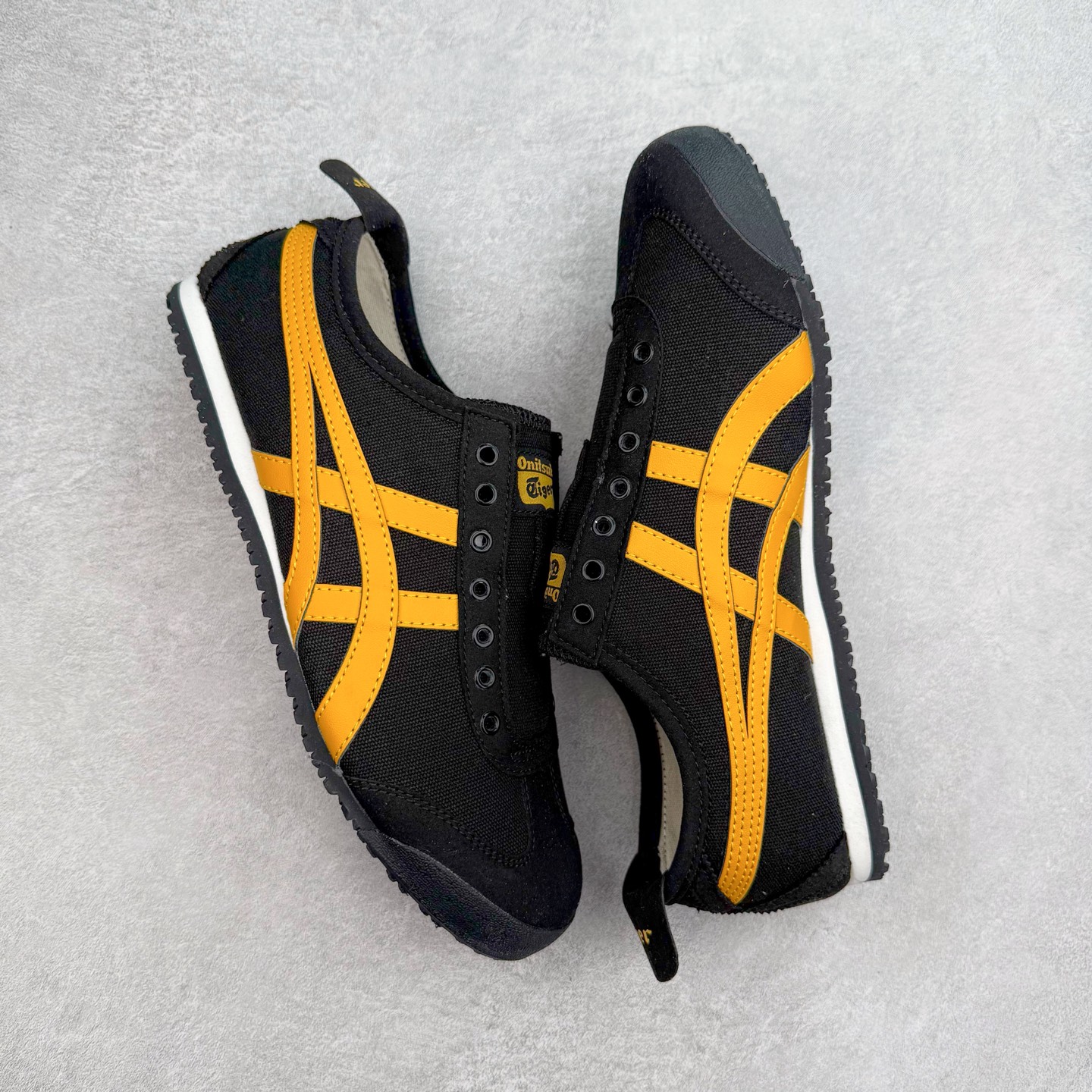 图片[3]-＃C版 Asics Onitsuka Tiger MEXICO 66 亚瑟士鬼冢虎复古经典板鞋 CNY 龙年限定 白红 市场王者选手 海外订单工厂出品 长期生产补货永不断码 超成熟稳定的做工品控 原装全套纸板楦头开发 原汁原味 完美呈现版型 私模正确鞋底咬花纹路 一比一鞋头弧度高度鞋身弧度 绝不口嗨 细节品控鞋型随意秒杀市面 原档咬花纹路私模大底 一个单元有六个三角形 总体形拼接呈现花瓣状 官方四联吊牌 原装Ortholite轻量化鞋垫 原盒原配 质保卡 说明书 钢印防尘纸 纸板中底带钢印 乳胶组合鞋垫 支持全方位的对比专柜 产品从款式颜色造型上体现出追求舒适和细节的完美 鞋类更是推崇手工制作的严谨与完美 融舒适性与可穿性的设计风格 注重细节的完美和别致魅力 既保持稳重 又不失轻松的时尚感 尺码：36 37 37.5 38 39 39.5 40 40.5 41.5 42 42.5 43.5 44 45-选品中心
