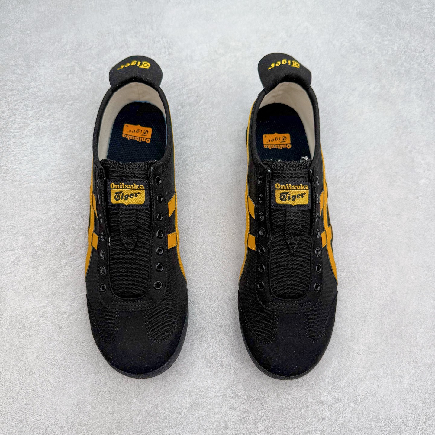 图片[2]-＃C版 Asics Onitsuka Tiger MEXICO 66 亚瑟士鬼冢虎复古经典板鞋 CNY 龙年限定 白红 市场王者选手 海外订单工厂出品 长期生产补货永不断码 超成熟稳定的做工品控 原装全套纸板楦头开发 原汁原味 完美呈现版型 私模正确鞋底咬花纹路 一比一鞋头弧度高度鞋身弧度 绝不口嗨 细节品控鞋型随意秒杀市面 原档咬花纹路私模大底 一个单元有六个三角形 总体形拼接呈现花瓣状 官方四联吊牌 原装Ortholite轻量化鞋垫 原盒原配 质保卡 说明书 钢印防尘纸 纸板中底带钢印 乳胶组合鞋垫 支持全方位的对比专柜 产品从款式颜色造型上体现出追求舒适和细节的完美 鞋类更是推崇手工制作的严谨与完美 融舒适性与可穿性的设计风格 注重细节的完美和别致魅力 既保持稳重 又不失轻松的时尚感 尺码：36 37 37.5 38 39 39.5 40 40.5 41.5 42 42.5 43.5 44 45-选品中心