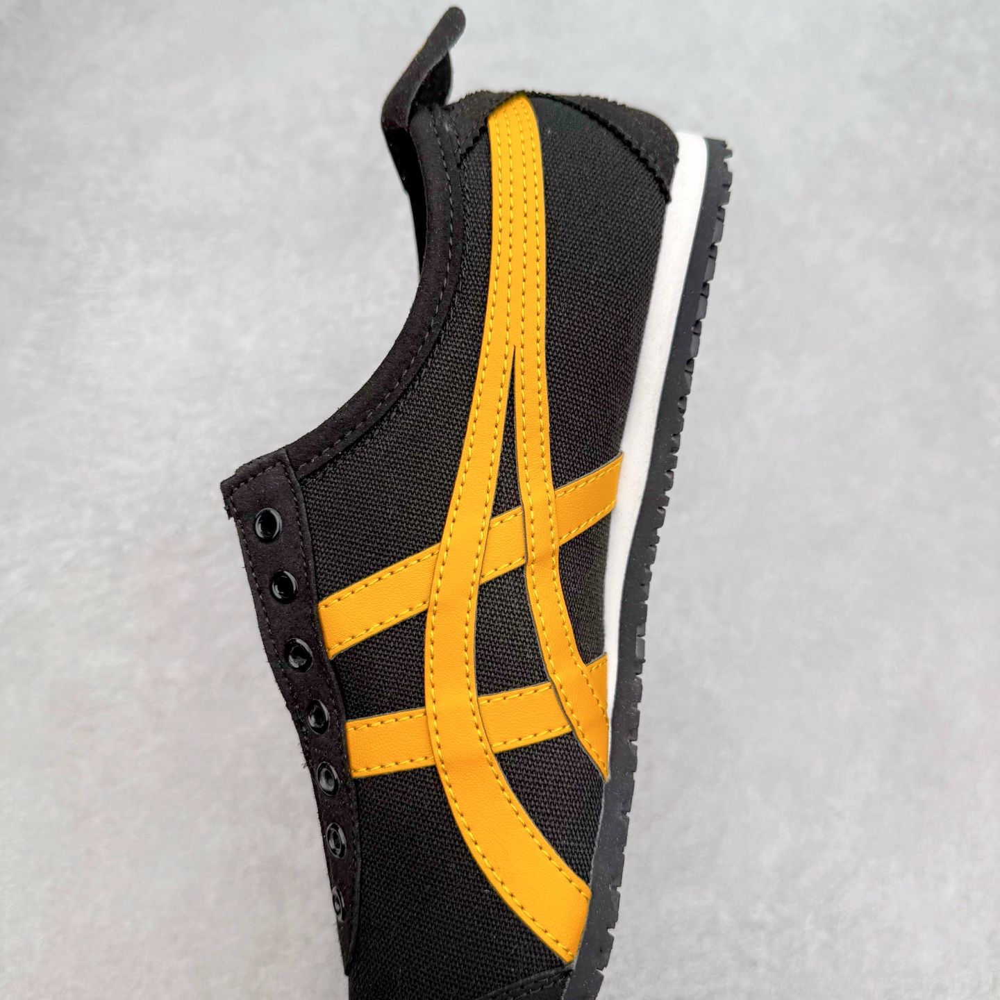 图片[7]-＃C版 Asics Onitsuka Tiger MEXICO 66 亚瑟士鬼冢虎复古经典板鞋 CNY 龙年限定 白红 市场王者选手 海外订单工厂出品 长期生产补货永不断码 超成熟稳定的做工品控 原装全套纸板楦头开发 原汁原味 完美呈现版型 私模正确鞋底咬花纹路 一比一鞋头弧度高度鞋身弧度 绝不口嗨 细节品控鞋型随意秒杀市面 原档咬花纹路私模大底 一个单元有六个三角形 总体形拼接呈现花瓣状 官方四联吊牌 原装Ortholite轻量化鞋垫 原盒原配 质保卡 说明书 钢印防尘纸 纸板中底带钢印 乳胶组合鞋垫 支持全方位的对比专柜 产品从款式颜色造型上体现出追求舒适和细节的完美 鞋类更是推崇手工制作的严谨与完美 融舒适性与可穿性的设计风格 注重细节的完美和别致魅力 既保持稳重 又不失轻松的时尚感 尺码：36 37 37.5 38 39 39.5 40 40.5 41.5 42 42.5 43.5 44 45-选品中心