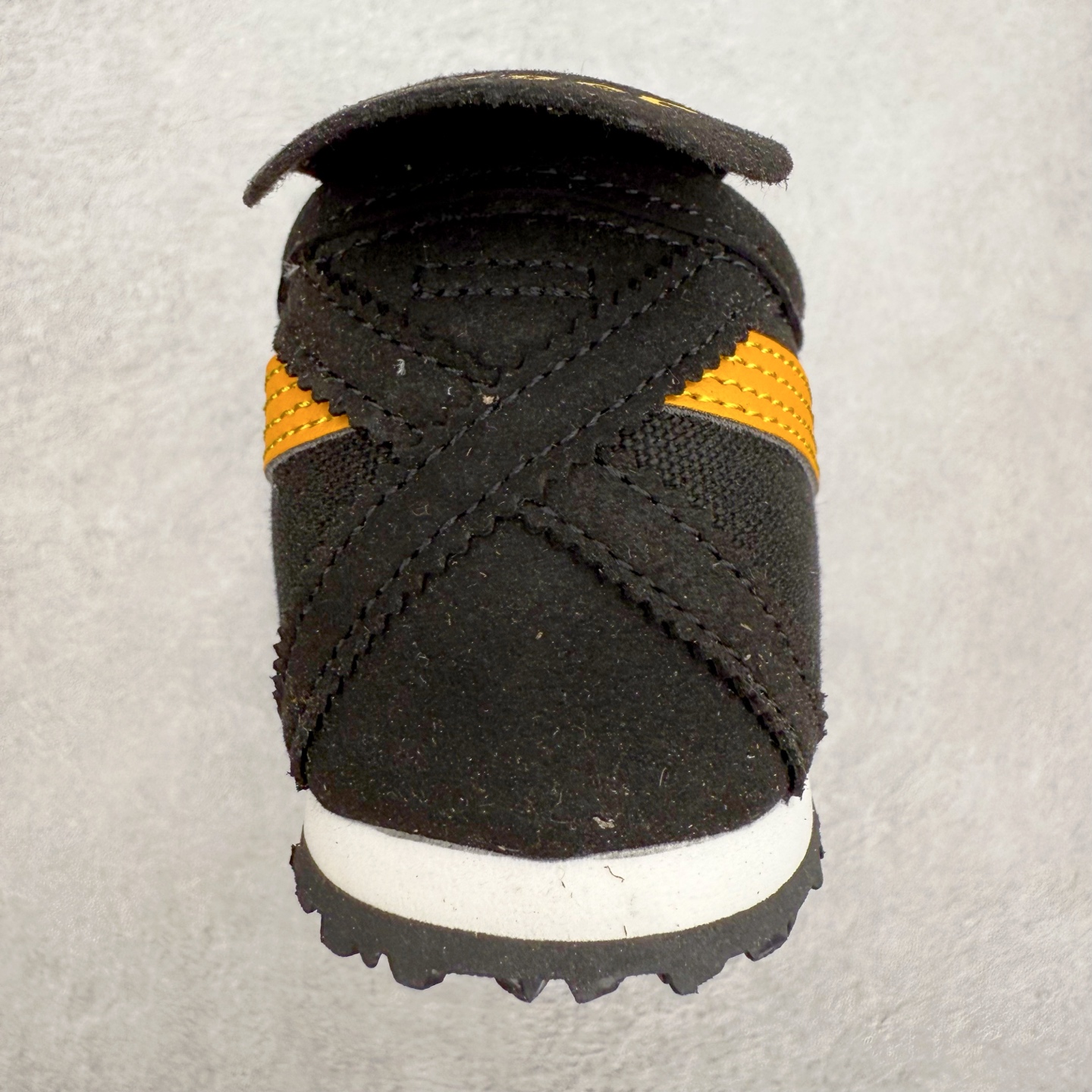 图片[8]-＃C版 Asics Onitsuka Tiger MEXICO 66 亚瑟士鬼冢虎复古经典板鞋 CNY 龙年限定 白红 市场王者选手 海外订单工厂出品 长期生产补货永不断码 超成熟稳定的做工品控 原装全套纸板楦头开发 原汁原味 完美呈现版型 私模正确鞋底咬花纹路 一比一鞋头弧度高度鞋身弧度 绝不口嗨 细节品控鞋型随意秒杀市面 原档咬花纹路私模大底 一个单元有六个三角形 总体形拼接呈现花瓣状 官方四联吊牌 原装Ortholite轻量化鞋垫 原盒原配 质保卡 说明书 钢印防尘纸 纸板中底带钢印 乳胶组合鞋垫 支持全方位的对比专柜 产品从款式颜色造型上体现出追求舒适和细节的完美 鞋类更是推崇手工制作的严谨与完美 融舒适性与可穿性的设计风格 注重细节的完美和别致魅力 既保持稳重 又不失轻松的时尚感 尺码：36 37 37.5 38 39 39.5 40 40.5 41.5 42 42.5 43.5 44 45-选品中心