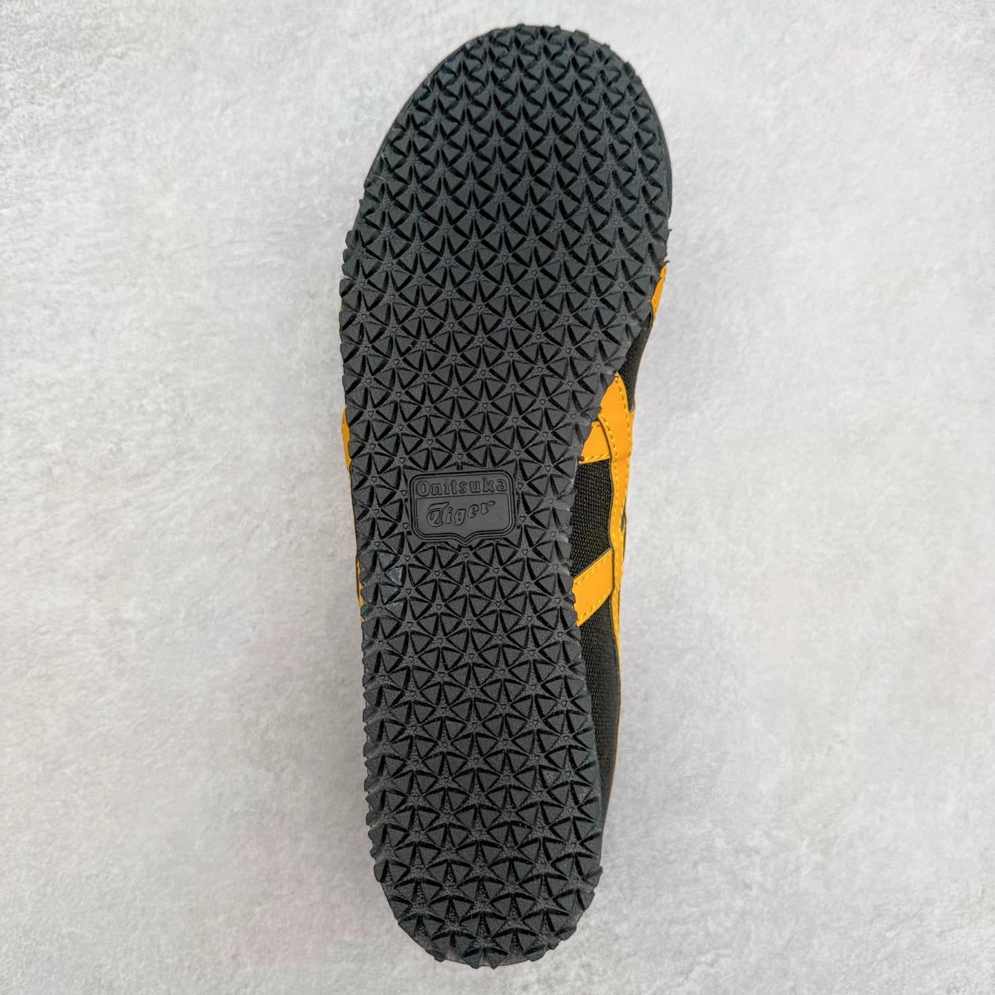 图片[9]-＃C版 Asics Onitsuka Tiger MEXICO 66 亚瑟士鬼冢虎复古经典板鞋 CNY 龙年限定 白红 市场王者选手 海外订单工厂出品 长期生产补货永不断码 超成熟稳定的做工品控 原装全套纸板楦头开发 原汁原味 完美呈现版型 私模正确鞋底咬花纹路 一比一鞋头弧度高度鞋身弧度 绝不口嗨 细节品控鞋型随意秒杀市面 原档咬花纹路私模大底 一个单元有六个三角形 总体形拼接呈现花瓣状 官方四联吊牌 原装Ortholite轻量化鞋垫 原盒原配 质保卡 说明书 钢印防尘纸 纸板中底带钢印 乳胶组合鞋垫 支持全方位的对比专柜 产品从款式颜色造型上体现出追求舒适和细节的完美 鞋类更是推崇手工制作的严谨与完美 融舒适性与可穿性的设计风格 注重细节的完美和别致魅力 既保持稳重 又不失轻松的时尚感 尺码：36 37 37.5 38 39 39.5 40 40.5 41.5 42 42.5 43.5 44 45-选品中心