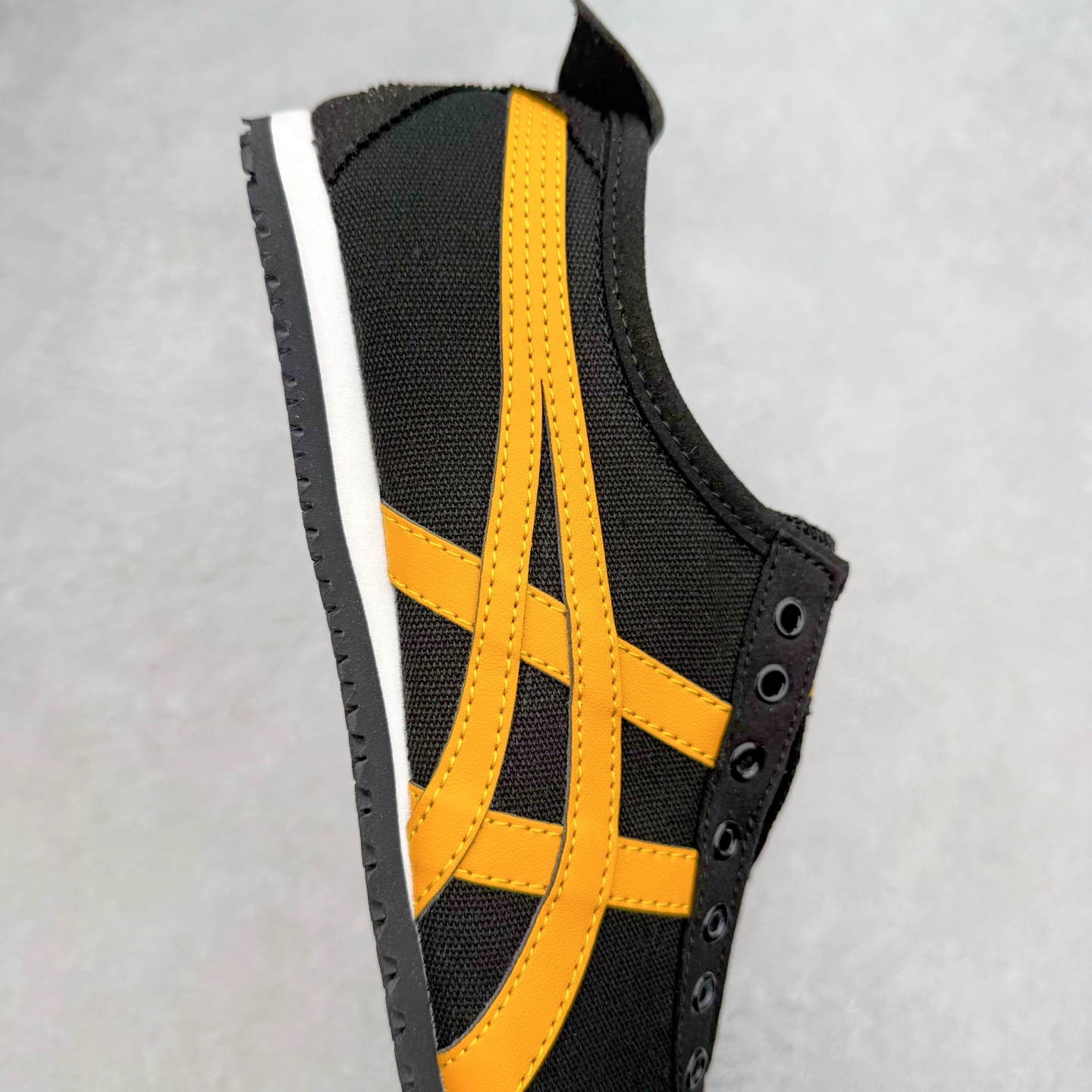 图片[6]-＃C版 Asics Onitsuka Tiger MEXICO 66 亚瑟士鬼冢虎复古经典板鞋 CNY 龙年限定 白红 市场王者选手 海外订单工厂出品 长期生产补货永不断码 超成熟稳定的做工品控 原装全套纸板楦头开发 原汁原味 完美呈现版型 私模正确鞋底咬花纹路 一比一鞋头弧度高度鞋身弧度 绝不口嗨 细节品控鞋型随意秒杀市面 原档咬花纹路私模大底 一个单元有六个三角形 总体形拼接呈现花瓣状 官方四联吊牌 原装Ortholite轻量化鞋垫 原盒原配 质保卡 说明书 钢印防尘纸 纸板中底带钢印 乳胶组合鞋垫 支持全方位的对比专柜 产品从款式颜色造型上体现出追求舒适和细节的完美 鞋类更是推崇手工制作的严谨与完美 融舒适性与可穿性的设计风格 注重细节的完美和别致魅力 既保持稳重 又不失轻松的时尚感 尺码：36 37 37.5 38 39 39.5 40 40.5 41.5 42 42.5 43.5 44 45-选品中心