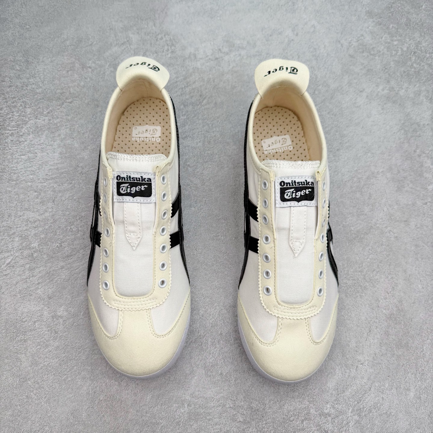 图片[2]-＃C版 Asics Onitsuka Tiger MEXICO 66 亚瑟士鬼冢虎复古经典板鞋 CNY 龙年限定 白红 市场王者选手 海外订单工厂出品 长期生产补货永不断码 超成熟稳定的做工品控 原装全套纸板楦头开发 原汁原味 完美呈现版型 私模正确鞋底咬花纹路 一比一鞋头弧度高度鞋身弧度 绝不口嗨 细节品控鞋型随意秒杀市面 原档咬花纹路私模大底 一个单元有六个三角形 总体形拼接呈现花瓣状 官方四联吊牌 原装Ortholite轻量化鞋垫 原盒原配 质保卡 说明书 钢印防尘纸 纸板中底带钢印 乳胶组合鞋垫 支持全方位的对比专柜 产品从款式颜色造型上体现出追求舒适和细节的完美 鞋类更是推崇手工制作的严谨与完美 融舒适性与可穿性的设计风格 注重细节的完美和别致魅力 既保持稳重 又不失轻松的时尚感 尺码：36 37 37.5 38 39 39.5 40 40.5 41.5 42 42.5 43.5 44 45-选品中心