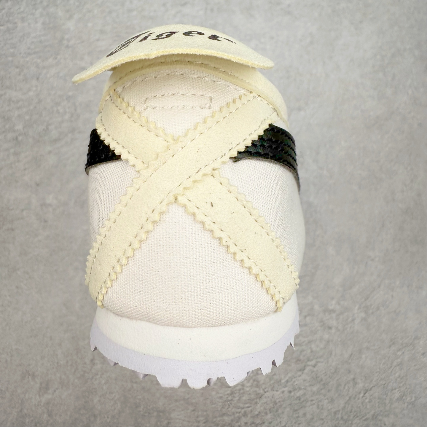 图片[8]-＃C版 Asics Onitsuka Tiger MEXICO 66 亚瑟士鬼冢虎复古经典板鞋 CNY 龙年限定 白红 市场王者选手 海外订单工厂出品 长期生产补货永不断码 超成熟稳定的做工品控 原装全套纸板楦头开发 原汁原味 完美呈现版型 私模正确鞋底咬花纹路 一比一鞋头弧度高度鞋身弧度 绝不口嗨 细节品控鞋型随意秒杀市面 原档咬花纹路私模大底 一个单元有六个三角形 总体形拼接呈现花瓣状 官方四联吊牌 原装Ortholite轻量化鞋垫 原盒原配 质保卡 说明书 钢印防尘纸 纸板中底带钢印 乳胶组合鞋垫 支持全方位的对比专柜 产品从款式颜色造型上体现出追求舒适和细节的完美 鞋类更是推崇手工制作的严谨与完美 融舒适性与可穿性的设计风格 注重细节的完美和别致魅力 既保持稳重 又不失轻松的时尚感 尺码：36 37 37.5 38 39 39.5 40 40.5 41.5 42 42.5 43.5 44 45-选品中心