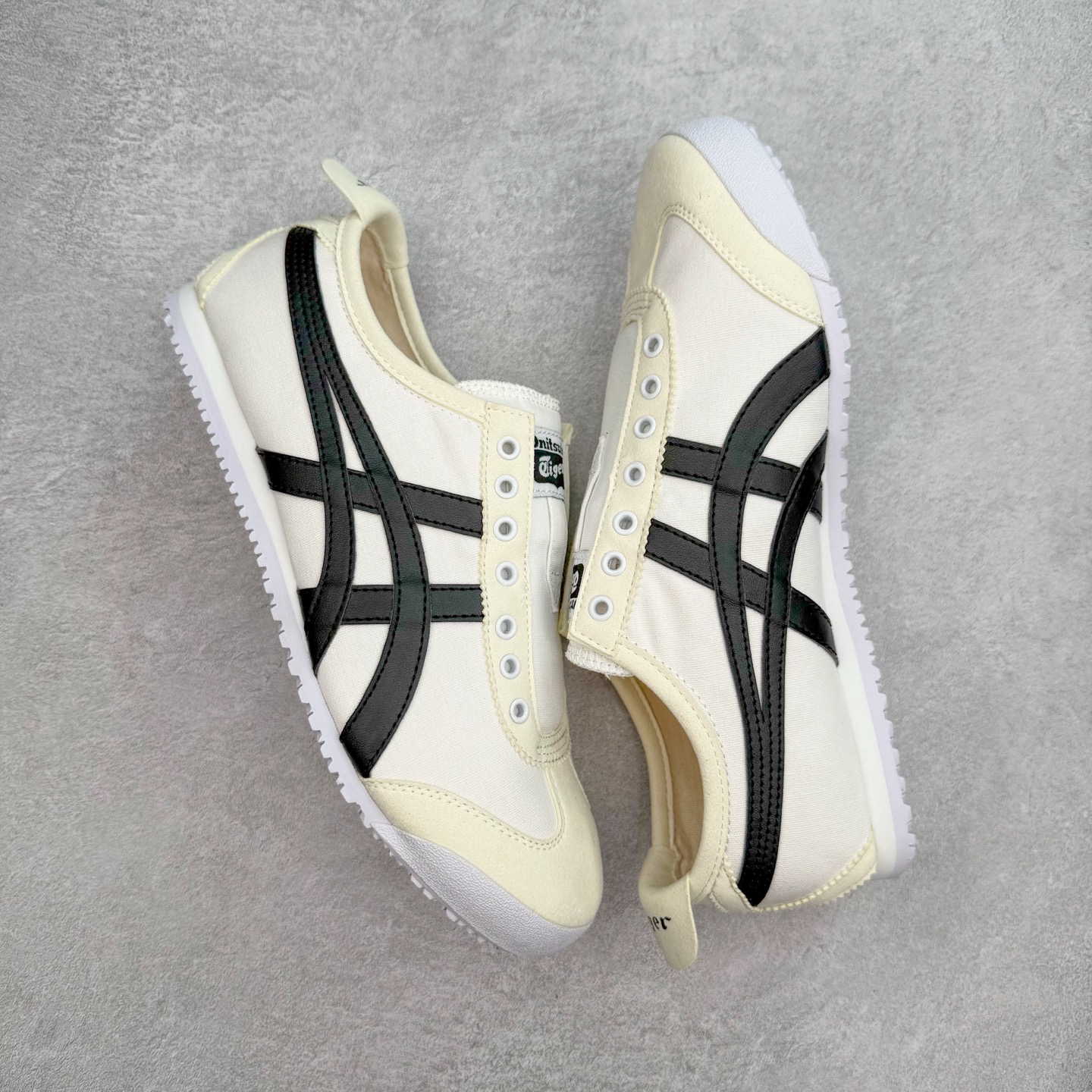 图片[3]-＃C版 Asics Onitsuka Tiger MEXICO 66 亚瑟士鬼冢虎复古经典板鞋 CNY 龙年限定 白红 市场王者选手 海外订单工厂出品 长期生产补货永不断码 超成熟稳定的做工品控 原装全套纸板楦头开发 原汁原味 完美呈现版型 私模正确鞋底咬花纹路 一比一鞋头弧度高度鞋身弧度 绝不口嗨 细节品控鞋型随意秒杀市面 原档咬花纹路私模大底 一个单元有六个三角形 总体形拼接呈现花瓣状 官方四联吊牌 原装Ortholite轻量化鞋垫 原盒原配 质保卡 说明书 钢印防尘纸 纸板中底带钢印 乳胶组合鞋垫 支持全方位的对比专柜 产品从款式颜色造型上体现出追求舒适和细节的完美 鞋类更是推崇手工制作的严谨与完美 融舒适性与可穿性的设计风格 注重细节的完美和别致魅力 既保持稳重 又不失轻松的时尚感 尺码：36 37 37.5 38 39 39.5 40 40.5 41.5 42 42.5 43.5 44 45-选品中心