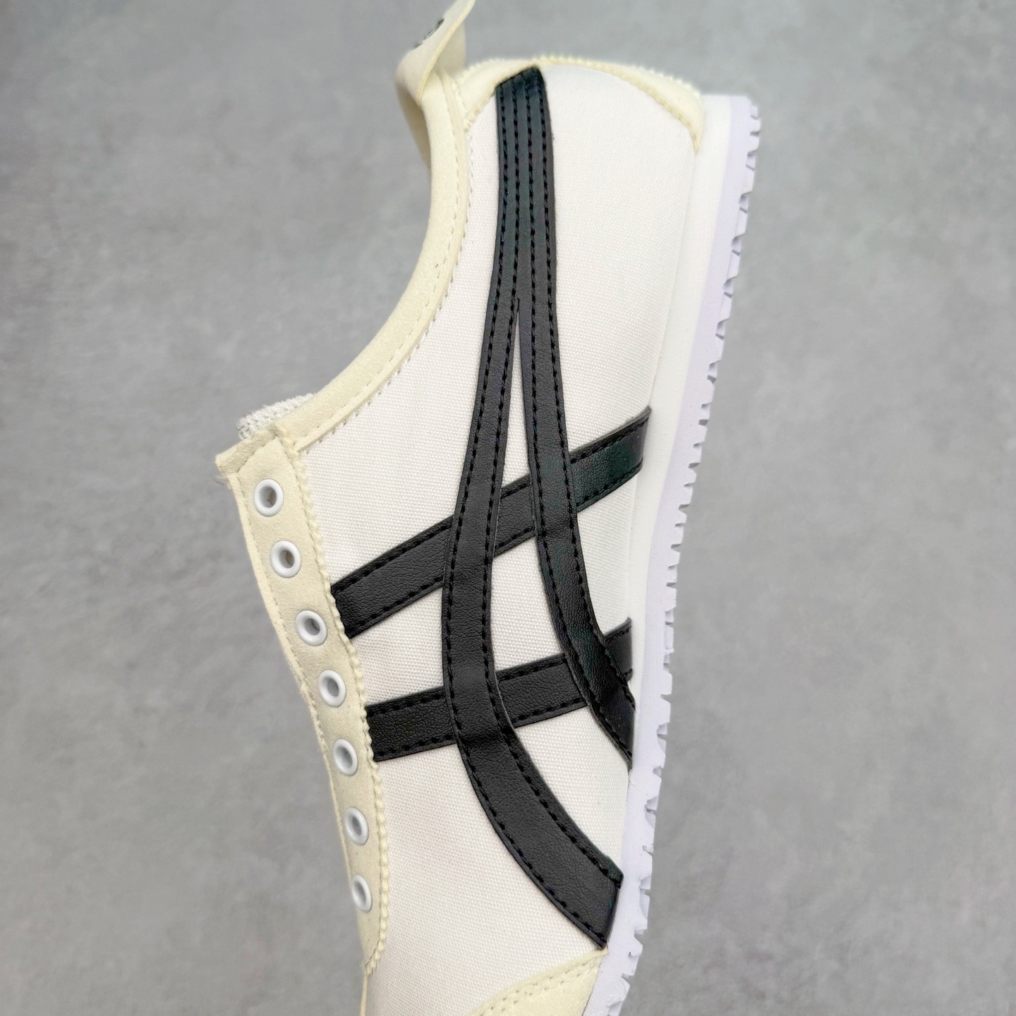 图片[7]-＃C版 Asics Onitsuka Tiger MEXICO 66 亚瑟士鬼冢虎复古经典板鞋 CNY 龙年限定 白红 市场王者选手 海外订单工厂出品 长期生产补货永不断码 超成熟稳定的做工品控 原装全套纸板楦头开发 原汁原味 完美呈现版型 私模正确鞋底咬花纹路 一比一鞋头弧度高度鞋身弧度 绝不口嗨 细节品控鞋型随意秒杀市面 原档咬花纹路私模大底 一个单元有六个三角形 总体形拼接呈现花瓣状 官方四联吊牌 原装Ortholite轻量化鞋垫 原盒原配 质保卡 说明书 钢印防尘纸 纸板中底带钢印 乳胶组合鞋垫 支持全方位的对比专柜 产品从款式颜色造型上体现出追求舒适和细节的完美 鞋类更是推崇手工制作的严谨与完美 融舒适性与可穿性的设计风格 注重细节的完美和别致魅力 既保持稳重 又不失轻松的时尚感 尺码：36 37 37.5 38 39 39.5 40 40.5 41.5 42 42.5 43.5 44 45-选品中心