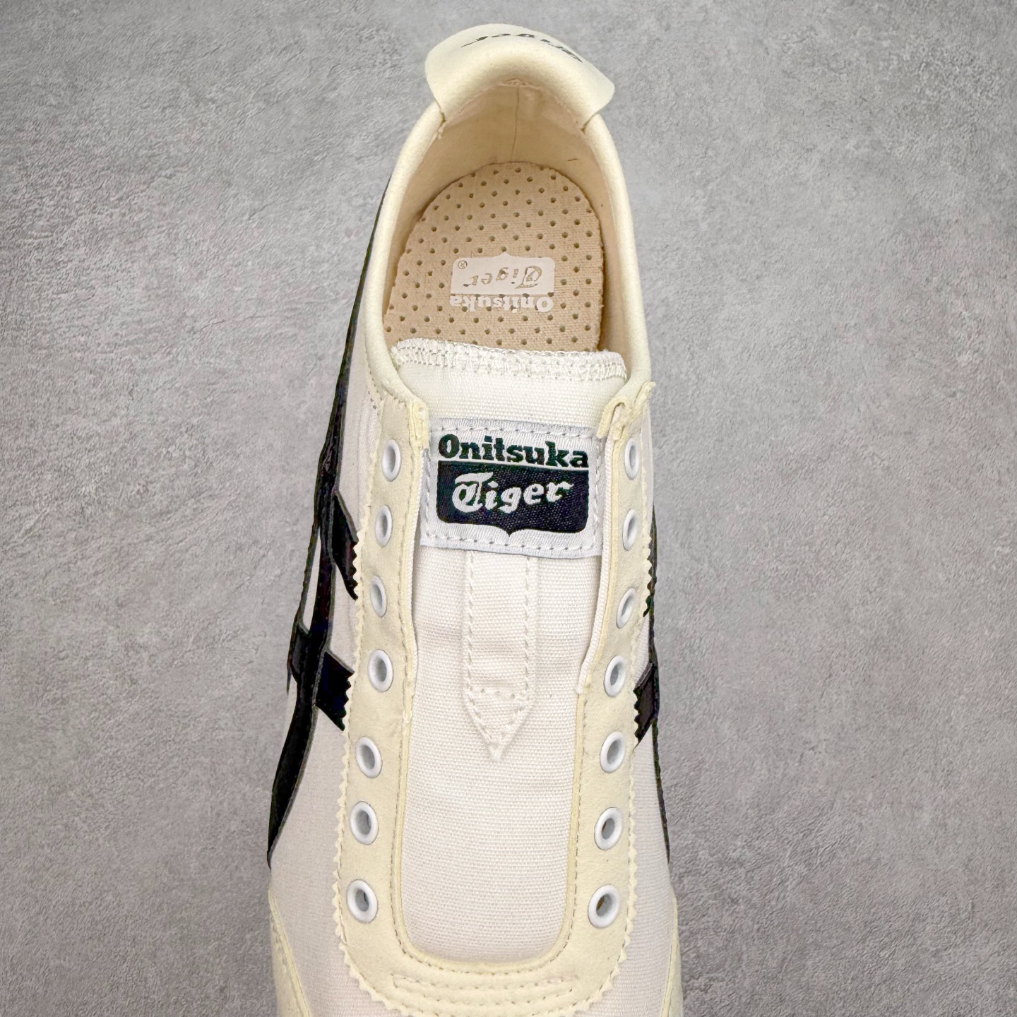 图片[5]-＃C版 Asics Onitsuka Tiger MEXICO 66 亚瑟士鬼冢虎复古经典板鞋 CNY 龙年限定 白红 市场王者选手 海外订单工厂出品 长期生产补货永不断码 超成熟稳定的做工品控 原装全套纸板楦头开发 原汁原味 完美呈现版型 私模正确鞋底咬花纹路 一比一鞋头弧度高度鞋身弧度 绝不口嗨 细节品控鞋型随意秒杀市面 原档咬花纹路私模大底 一个单元有六个三角形 总体形拼接呈现花瓣状 官方四联吊牌 原装Ortholite轻量化鞋垫 原盒原配 质保卡 说明书 钢印防尘纸 纸板中底带钢印 乳胶组合鞋垫 支持全方位的对比专柜 产品从款式颜色造型上体现出追求舒适和细节的完美 鞋类更是推崇手工制作的严谨与完美 融舒适性与可穿性的设计风格 注重细节的完美和别致魅力 既保持稳重 又不失轻松的时尚感 尺码：36 37 37.5 38 39 39.5 40 40.5 41.5 42 42.5 43.5 44 45-选品中心