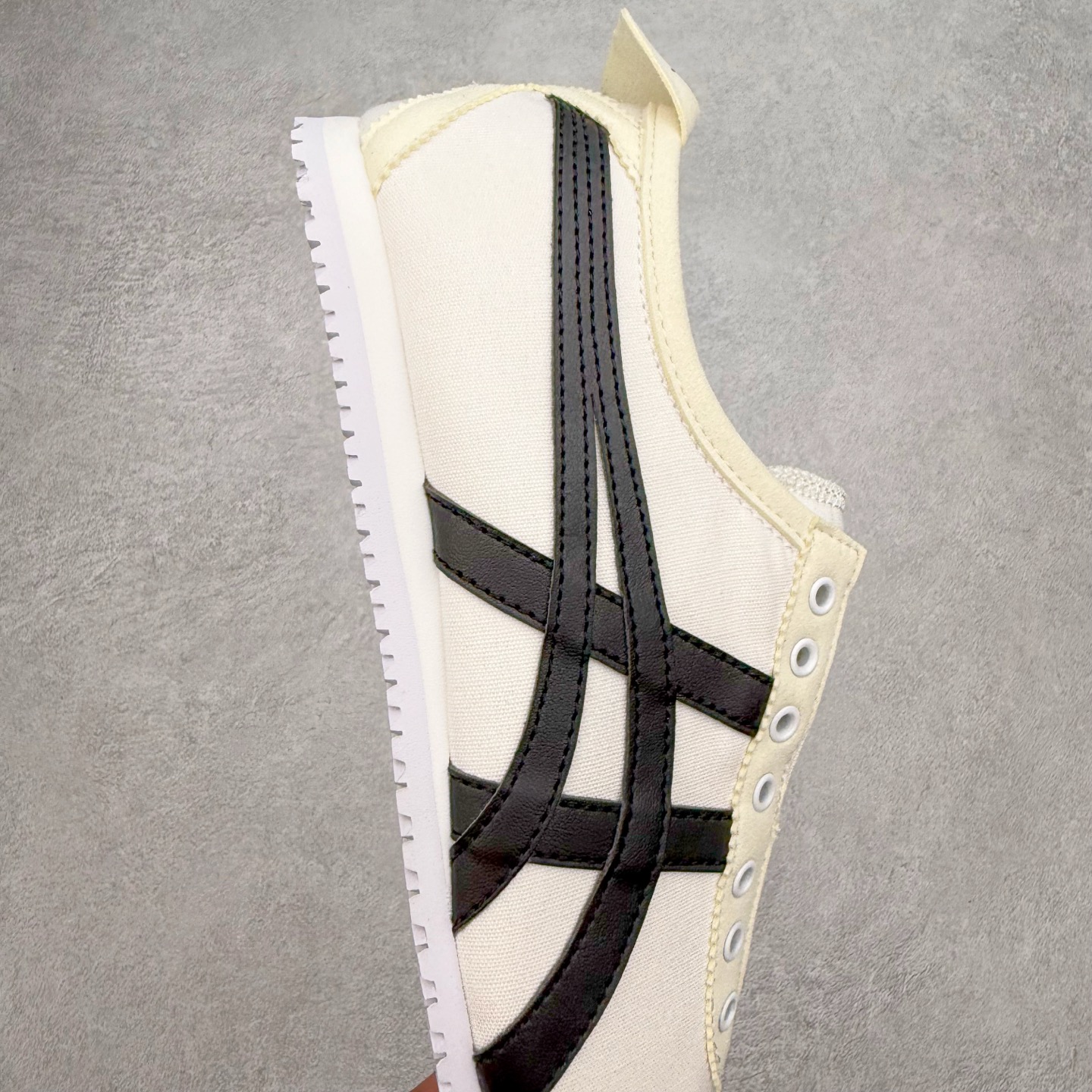 图片[6]-＃C版 Asics Onitsuka Tiger MEXICO 66 亚瑟士鬼冢虎复古经典板鞋 CNY 龙年限定 白红 市场王者选手 海外订单工厂出品 长期生产补货永不断码 超成熟稳定的做工品控 原装全套纸板楦头开发 原汁原味 完美呈现版型 私模正确鞋底咬花纹路 一比一鞋头弧度高度鞋身弧度 绝不口嗨 细节品控鞋型随意秒杀市面 原档咬花纹路私模大底 一个单元有六个三角形 总体形拼接呈现花瓣状 官方四联吊牌 原装Ortholite轻量化鞋垫 原盒原配 质保卡 说明书 钢印防尘纸 纸板中底带钢印 乳胶组合鞋垫 支持全方位的对比专柜 产品从款式颜色造型上体现出追求舒适和细节的完美 鞋类更是推崇手工制作的严谨与完美 融舒适性与可穿性的设计风格 注重细节的完美和别致魅力 既保持稳重 又不失轻松的时尚感 尺码：36 37 37.5 38 39 39.5 40 40.5 41.5 42 42.5 43.5 44 45-选品中心