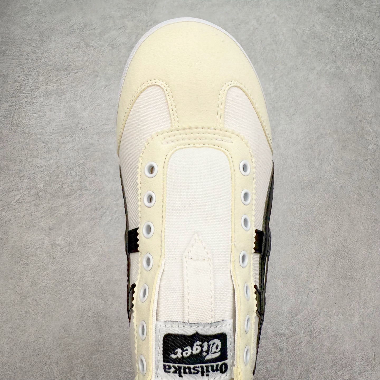 图片[4]-＃C版 Asics Onitsuka Tiger MEXICO 66 亚瑟士鬼冢虎复古经典板鞋 CNY 龙年限定 白红 市场王者选手 海外订单工厂出品 长期生产补货永不断码 超成熟稳定的做工品控 原装全套纸板楦头开发 原汁原味 完美呈现版型 私模正确鞋底咬花纹路 一比一鞋头弧度高度鞋身弧度 绝不口嗨 细节品控鞋型随意秒杀市面 原档咬花纹路私模大底 一个单元有六个三角形 总体形拼接呈现花瓣状 官方四联吊牌 原装Ortholite轻量化鞋垫 原盒原配 质保卡 说明书 钢印防尘纸 纸板中底带钢印 乳胶组合鞋垫 支持全方位的对比专柜 产品从款式颜色造型上体现出追求舒适和细节的完美 鞋类更是推崇手工制作的严谨与完美 融舒适性与可穿性的设计风格 注重细节的完美和别致魅力 既保持稳重 又不失轻松的时尚感 尺码：36 37 37.5 38 39 39.5 40 40.5 41.5 42 42.5 43.5 44 45-选品中心