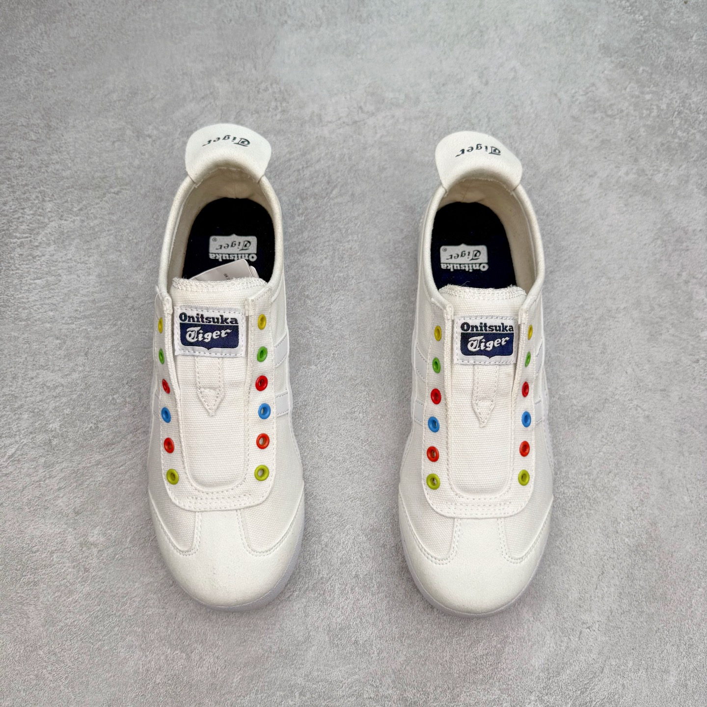 图片[2]-＃C版 Asics Onitsuka Tiger MEXICO 66 亚瑟士鬼冢虎复古经典板鞋 CNY 龙年限定 白红 市场王者选手 海外订单工厂出品 长期生产补货永不断码 超成熟稳定的做工品控 原装全套纸板楦头开发 原汁原味 完美呈现版型 私模正确鞋底咬花纹路 一比一鞋头弧度高度鞋身弧度 绝不口嗨 细节品控鞋型随意秒杀市面 原档咬花纹路私模大底 一个单元有六个三角形 总体形拼接呈现花瓣状 官方四联吊牌 原装Ortholite轻量化鞋垫 原盒原配 质保卡 说明书 钢印防尘纸 纸板中底带钢印 乳胶组合鞋垫 支持全方位的对比专柜 产品从款式颜色造型上体现出追求舒适和细节的完美 鞋类更是推崇手工制作的严谨与完美 融舒适性与可穿性的设计风格 注重细节的完美和别致魅力 既保持稳重 又不失轻松的时尚感 尺码：36 37 37.5 38 39 39.5 40 40.5 41.5 42 42.5 43.5 44 45-选品中心