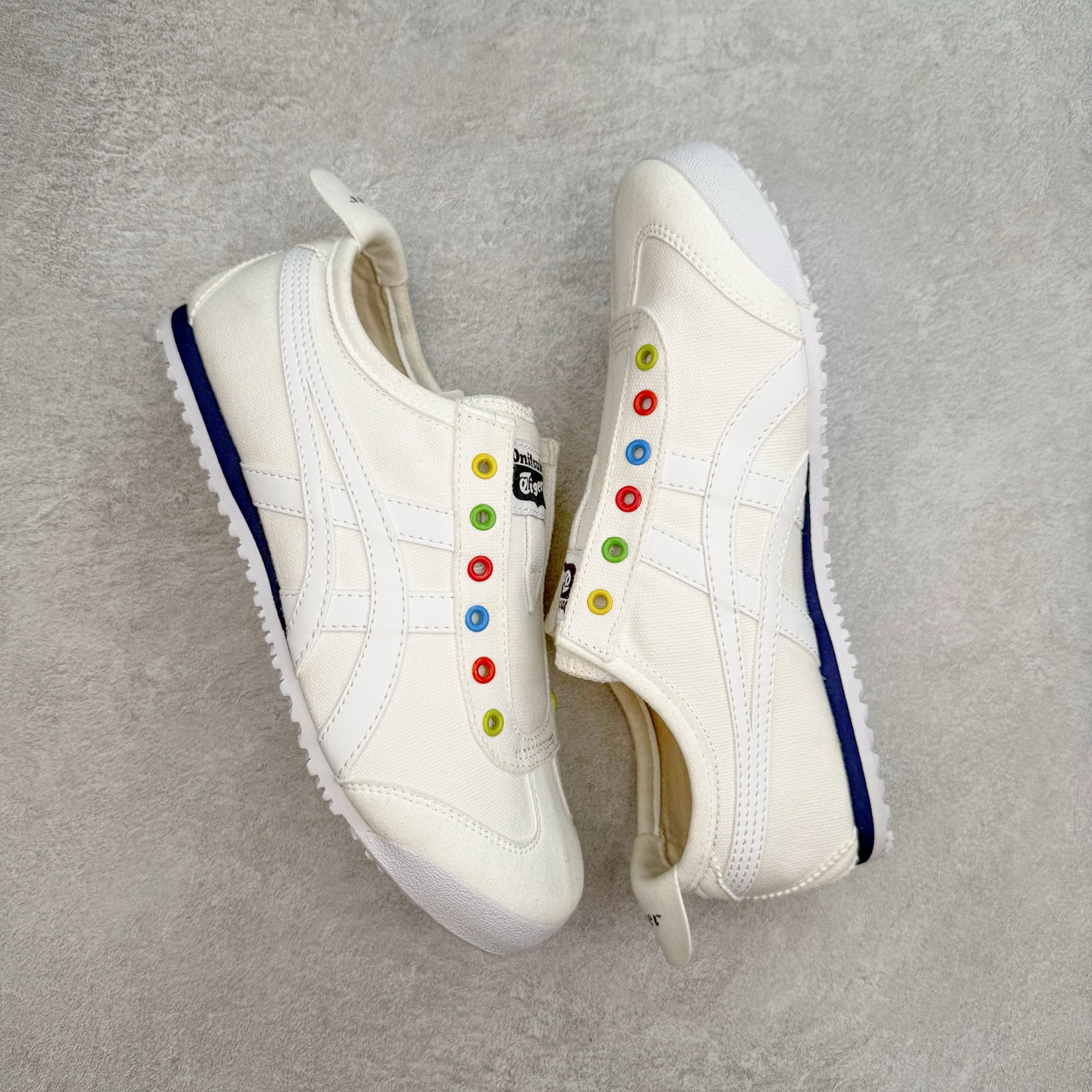 图片[3]-＃C版 Asics Onitsuka Tiger MEXICO 66 亚瑟士鬼冢虎复古经典板鞋 CNY 龙年限定 白红 市场王者选手 海外订单工厂出品 长期生产补货永不断码 超成熟稳定的做工品控 原装全套纸板楦头开发 原汁原味 完美呈现版型 私模正确鞋底咬花纹路 一比一鞋头弧度高度鞋身弧度 绝不口嗨 细节品控鞋型随意秒杀市面 原档咬花纹路私模大底 一个单元有六个三角形 总体形拼接呈现花瓣状 官方四联吊牌 原装Ortholite轻量化鞋垫 原盒原配 质保卡 说明书 钢印防尘纸 纸板中底带钢印 乳胶组合鞋垫 支持全方位的对比专柜 产品从款式颜色造型上体现出追求舒适和细节的完美 鞋类更是推崇手工制作的严谨与完美 融舒适性与可穿性的设计风格 注重细节的完美和别致魅力 既保持稳重 又不失轻松的时尚感 尺码：36 37 37.5 38 39 39.5 40 40.5 41.5 42 42.5 43.5 44 45-选品中心